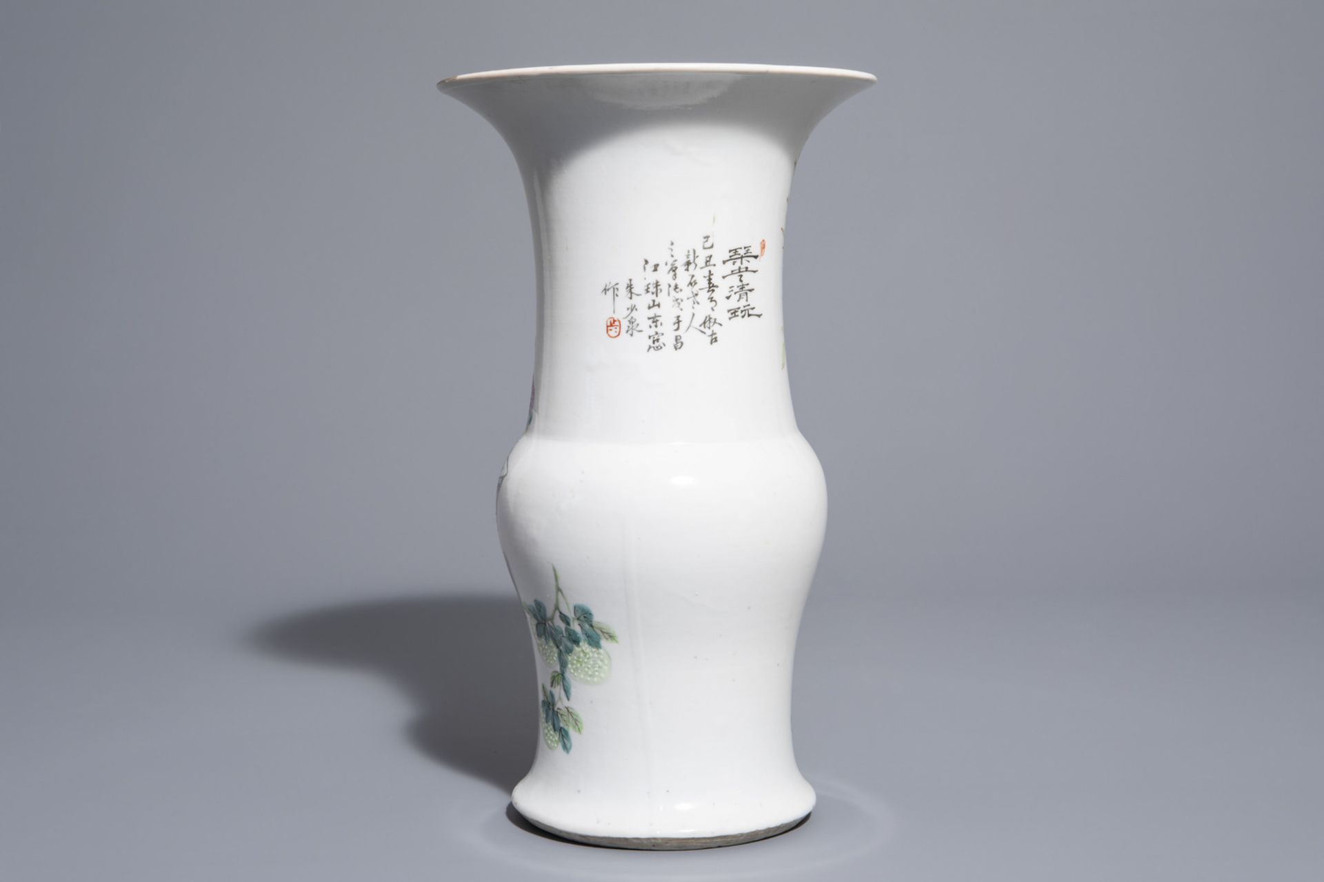 A Chinese qianjiang cai yenyen vase with antiquities design, 19th/20th C. - Image 3 of 6