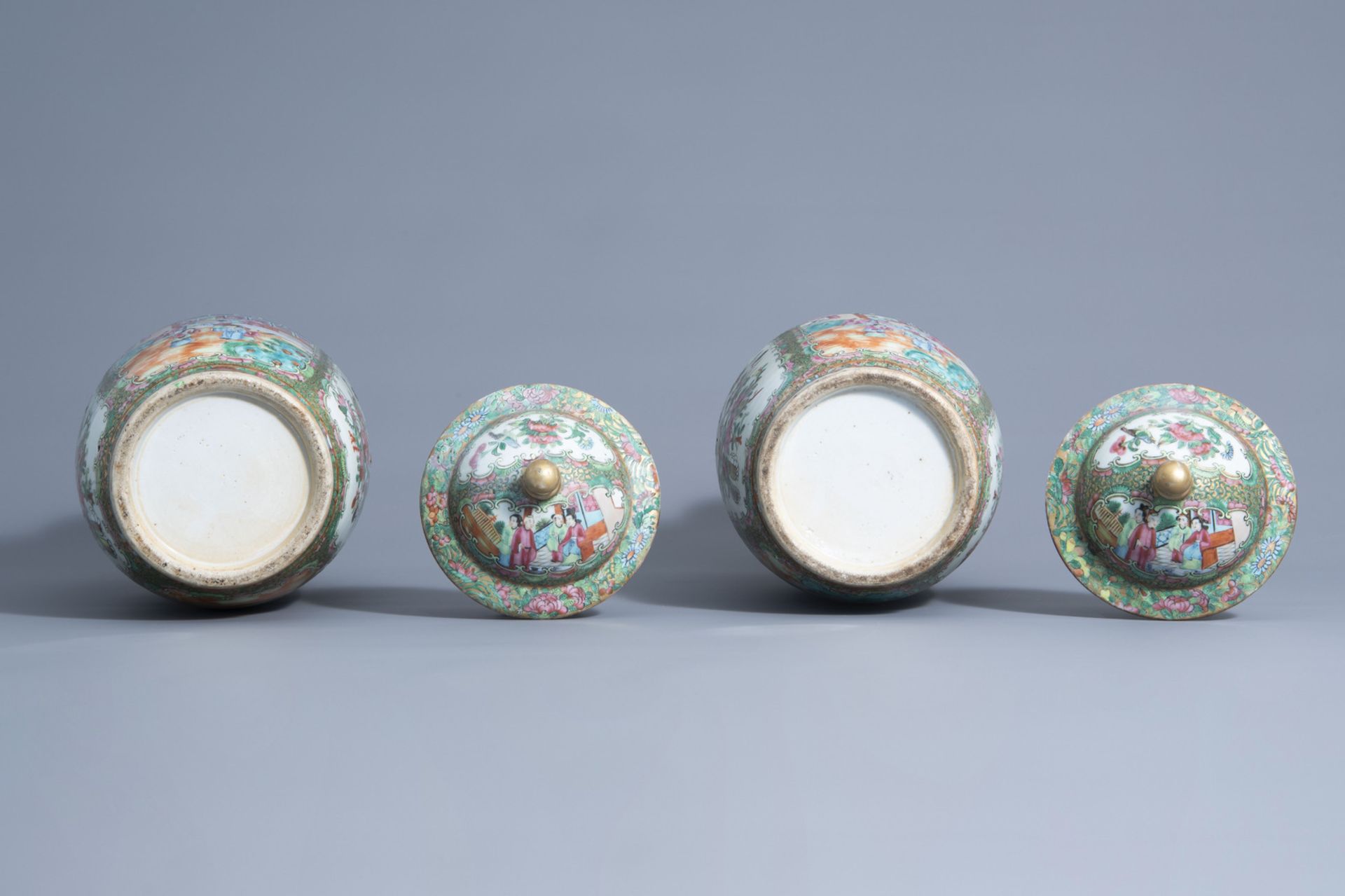 A pair of Chinese Canton famille rose vases and covers, 19th C. - Bild 6 aus 6