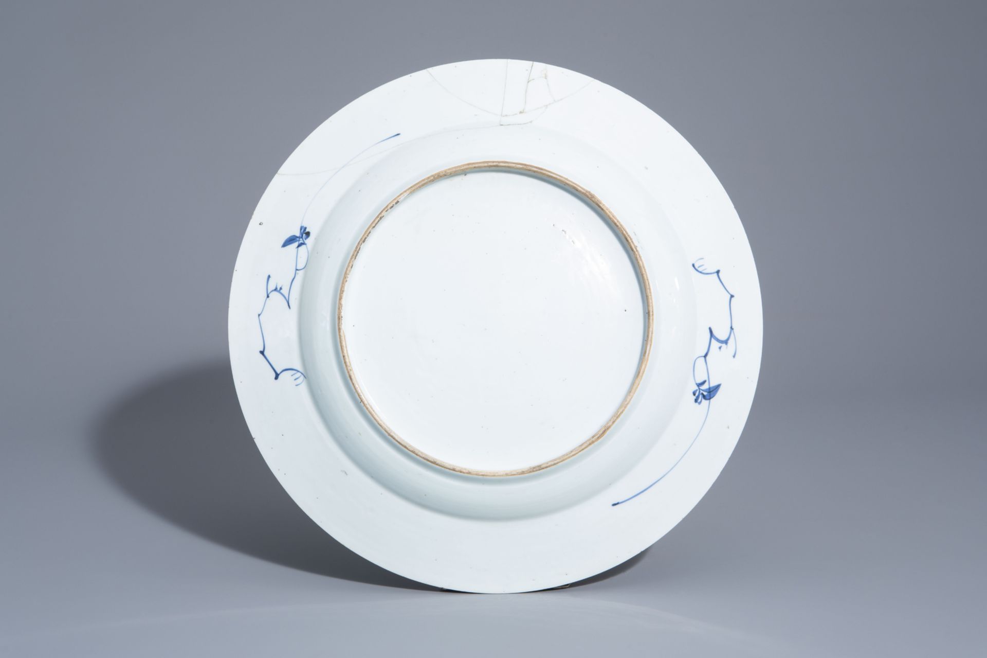 Four Chinese blue and white chargers, Kangxi and later - Bild 7 aus 9