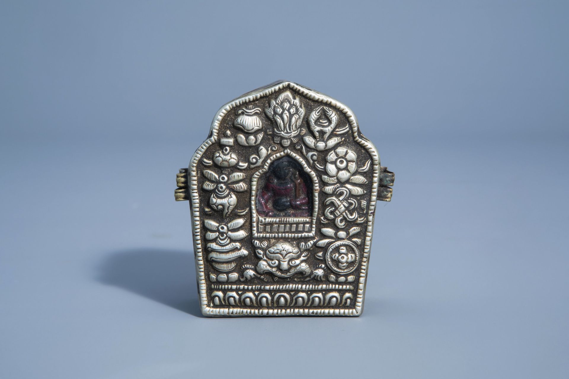 A varied collection of religious and scholar's objects, a.o. China and Tibet, 19th/20th C. - Image 8 of 24