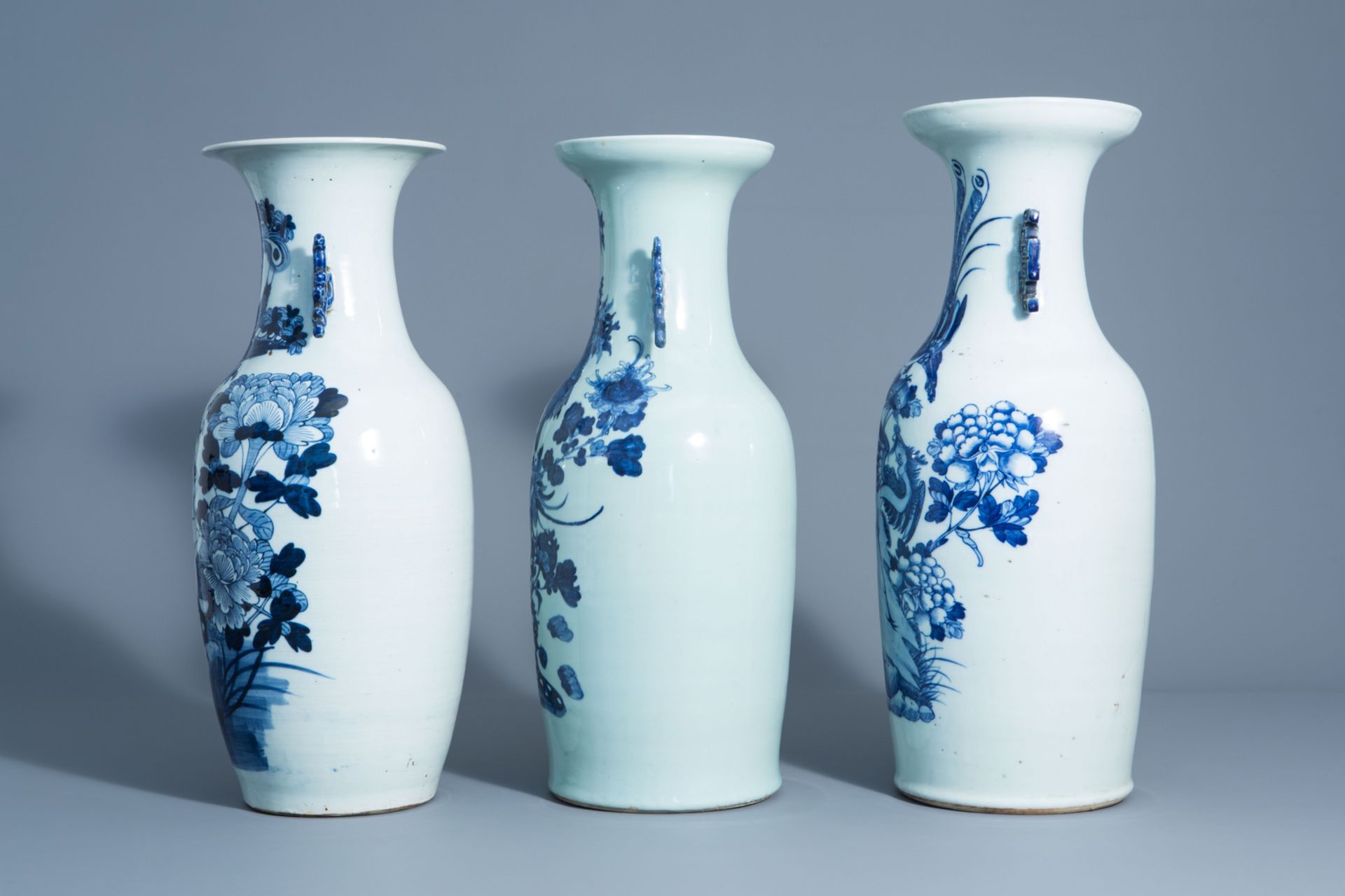 Three Chinese blue and white and celadon ground vases with birds among blossoming branches, 19th C. - Bild 4 aus 7