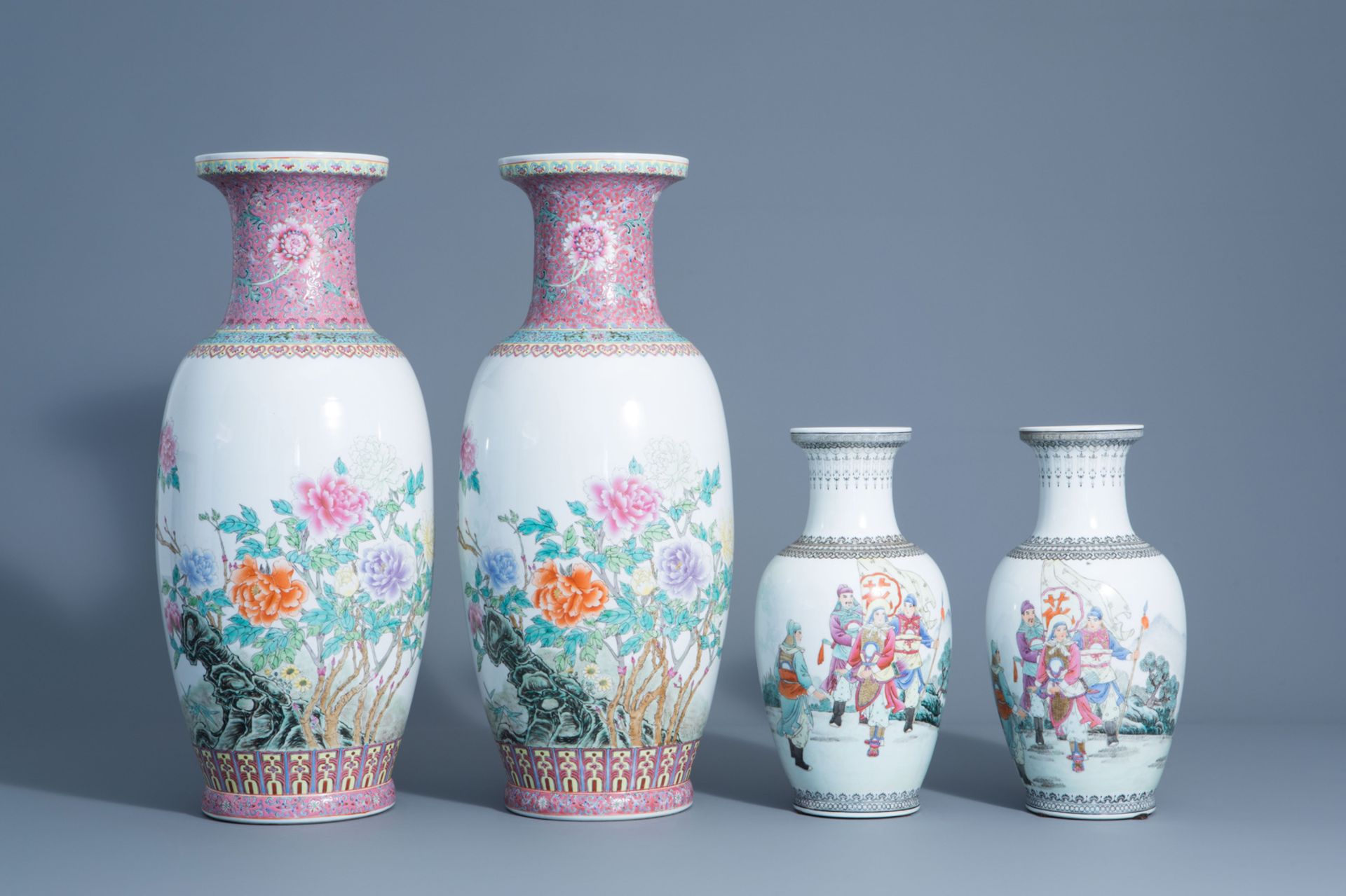 Two pairs of Chinese famille rose vases with warrior scenes and blossoming branches, 20th C. - Bild 2 aus 7