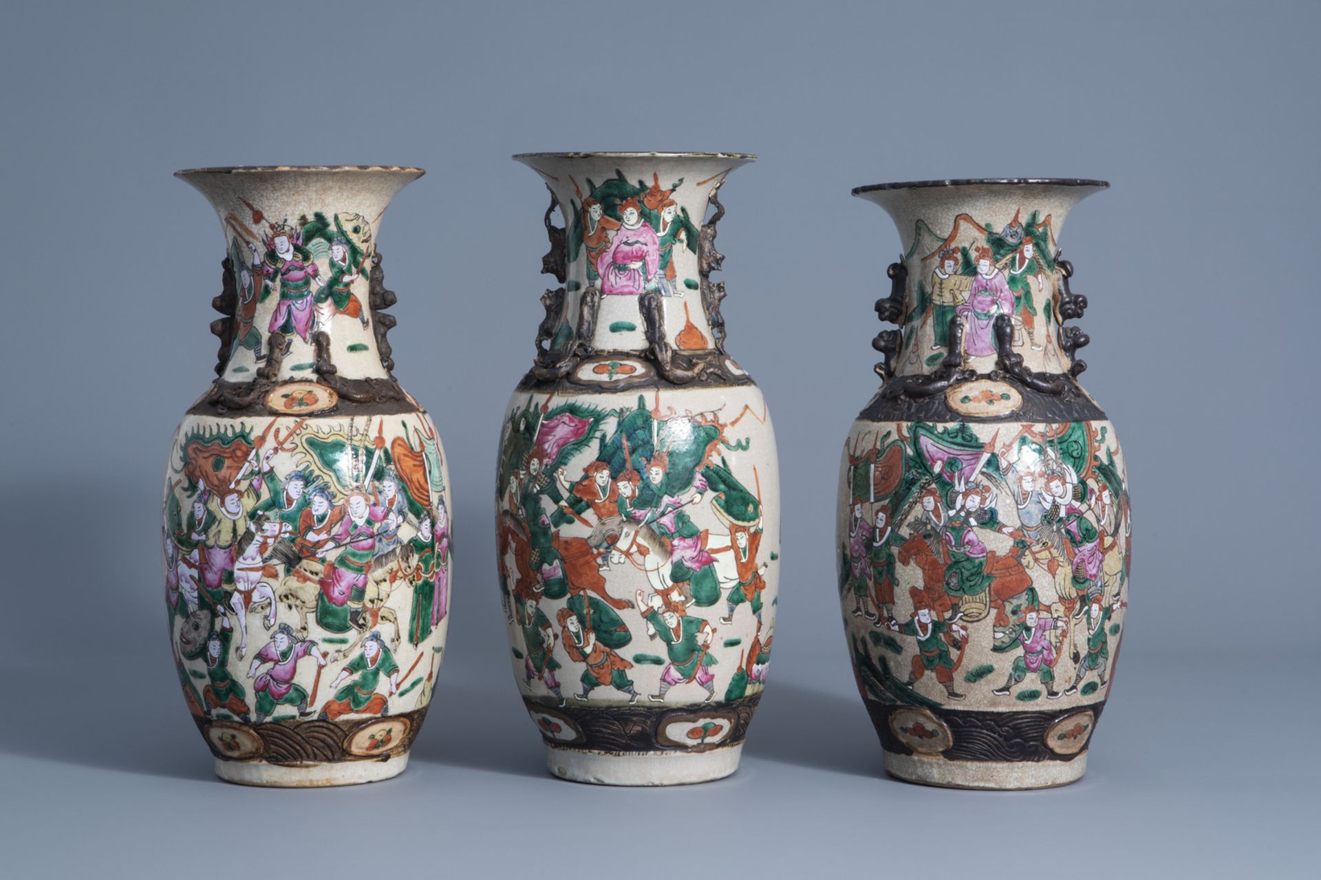 Three Chinese Nanking crackle glazed famille rose vases with warrior scenes, 19th C. - Bild 3 aus 6