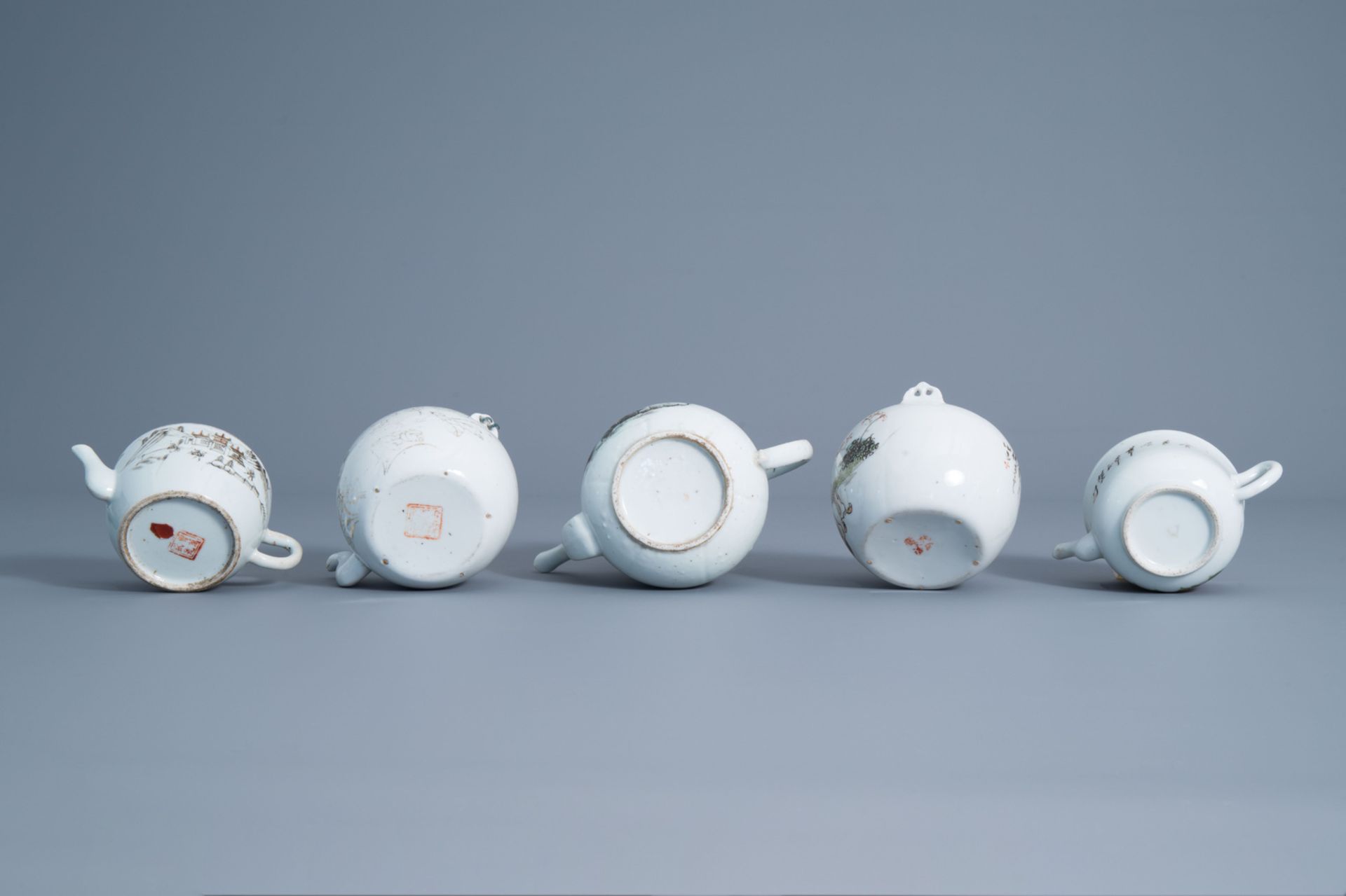 Five Chinese qianjiang cai teapots and covers and a seal paste box, 19th/20th C. - Bild 7 aus 9