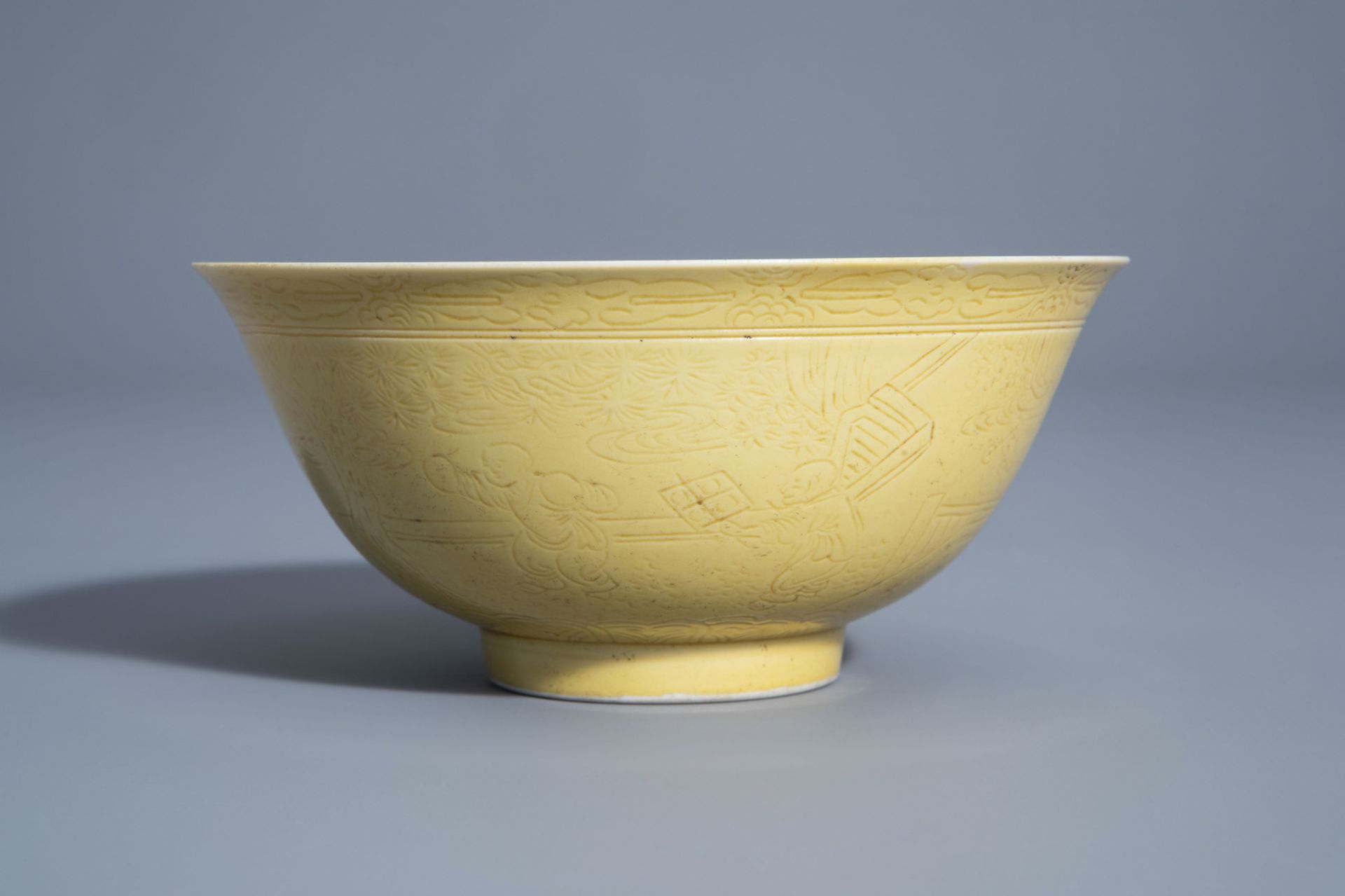 A Chinese yellow ground bowl with incised underglaze design, Yongzheng mark, 19th/20th C. - Bild 3 aus 7