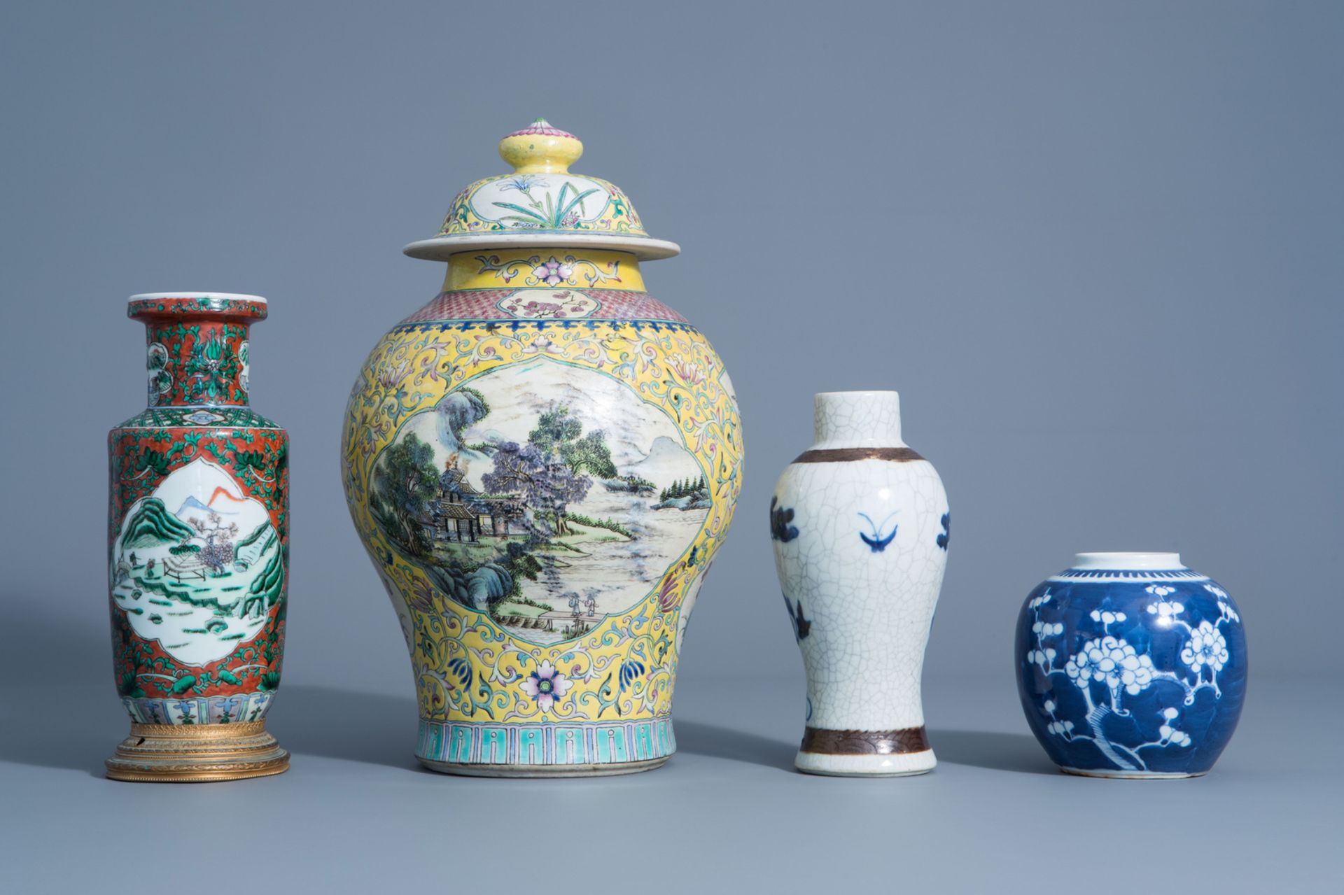 Four Chinese blue and white, famille rose and verte vases, 19th/20th C. - Bild 4 aus 7
