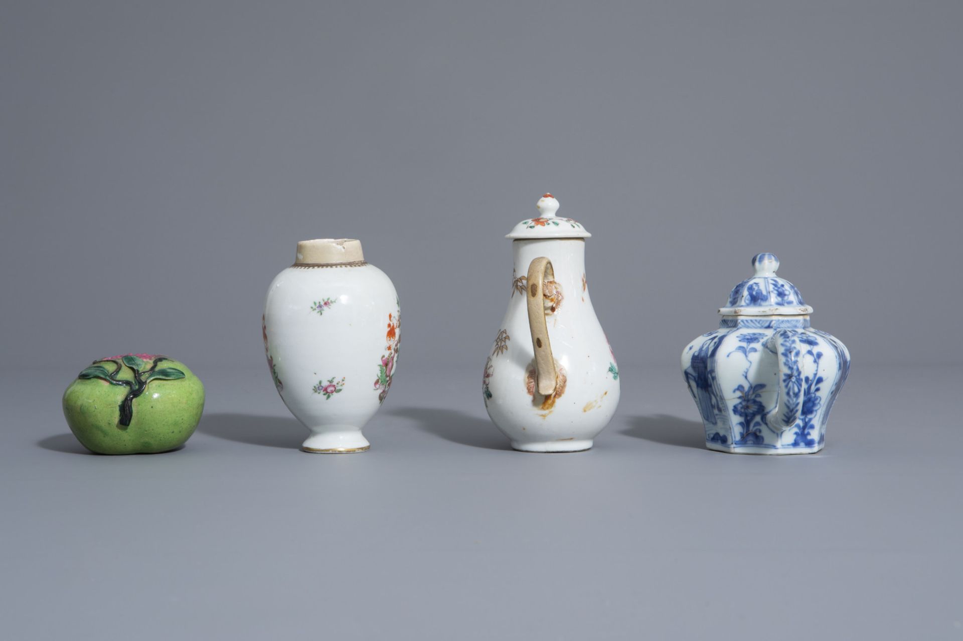 A varied collection of Chinese blue and white and famille rose wares, Kangxi and later - Bild 11 aus 15