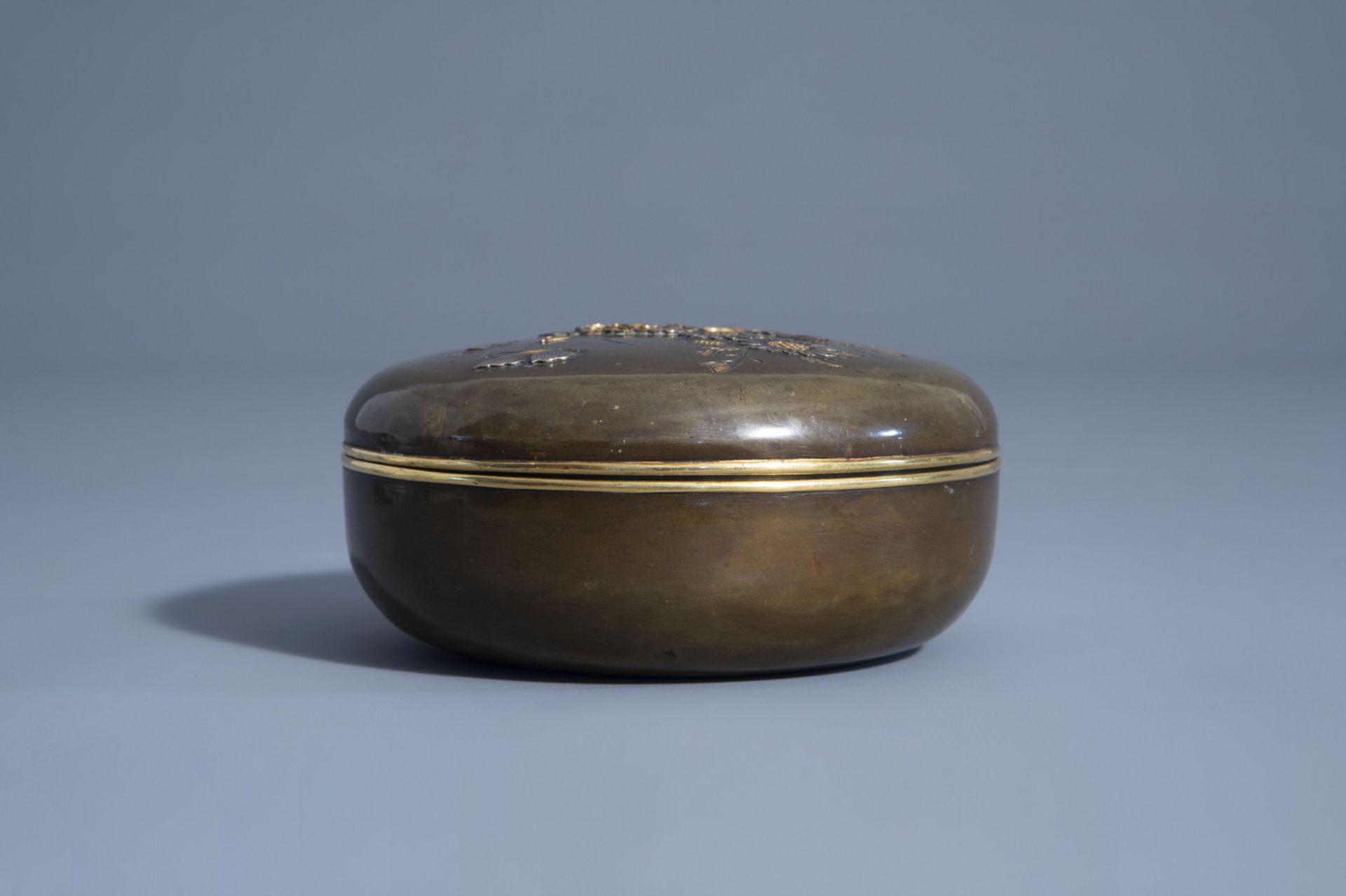 A Japanese mixed metal box and cover with inscription on the base, Meiji, 19th C. - Bild 3 aus 7