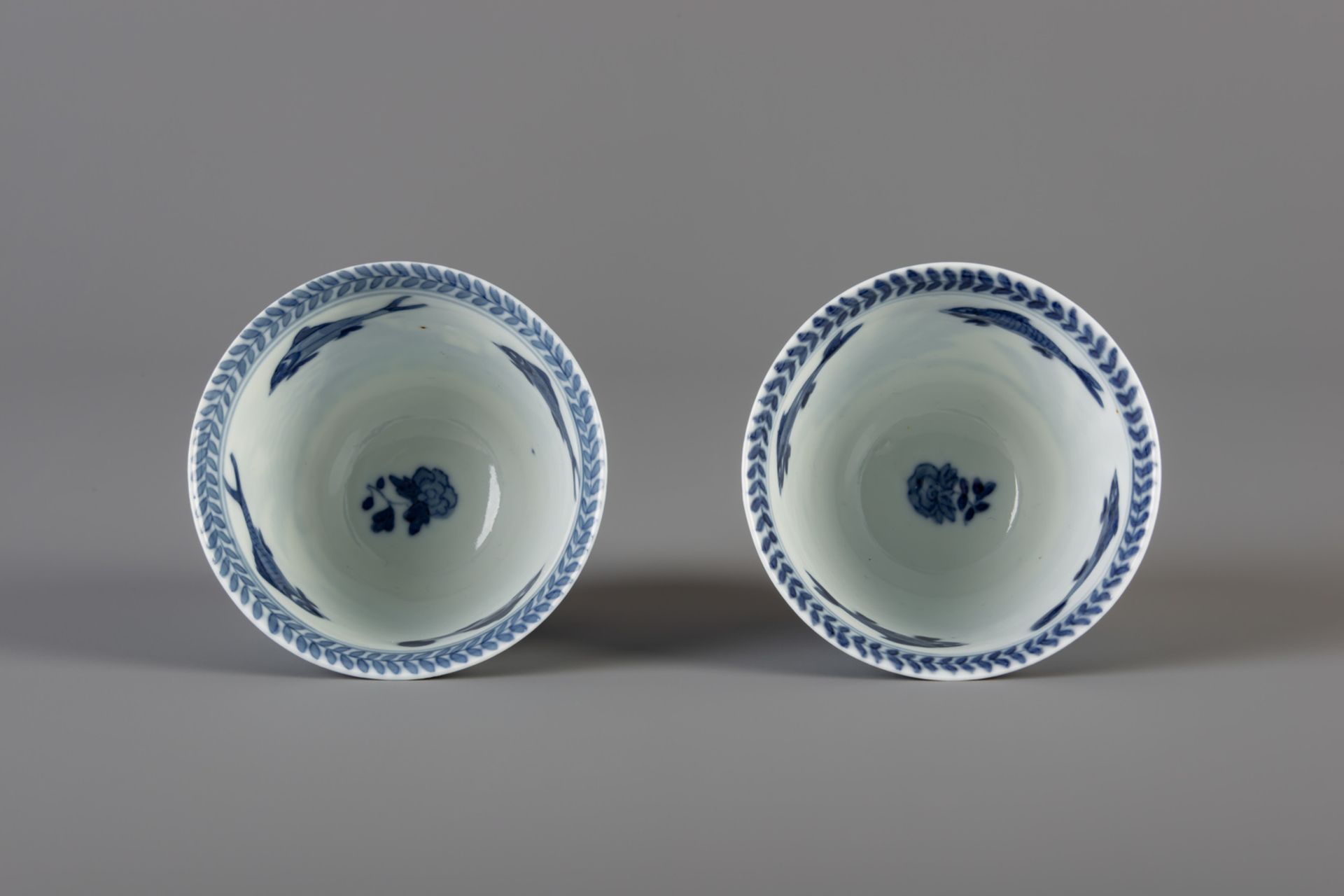 A pair of Chinese blue and white cups and saucers and two Imari style plates, 18th/19th C. - Bild 8 aus 9