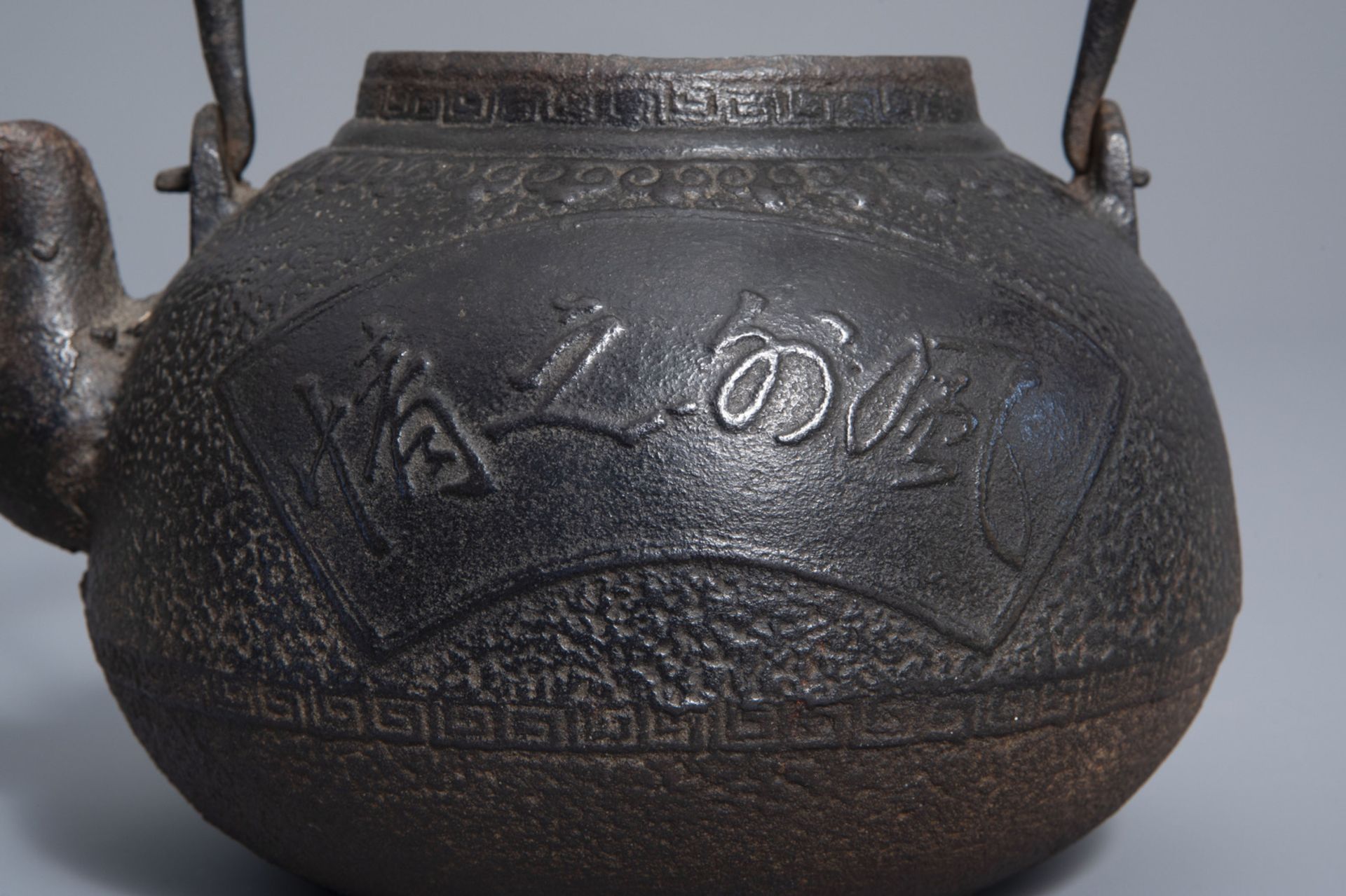 A Japanese bronze teapot, a carp wall vase, a Kannon figure and a carved wooden group, Meiji/Showa, - Bild 15 aus 15
