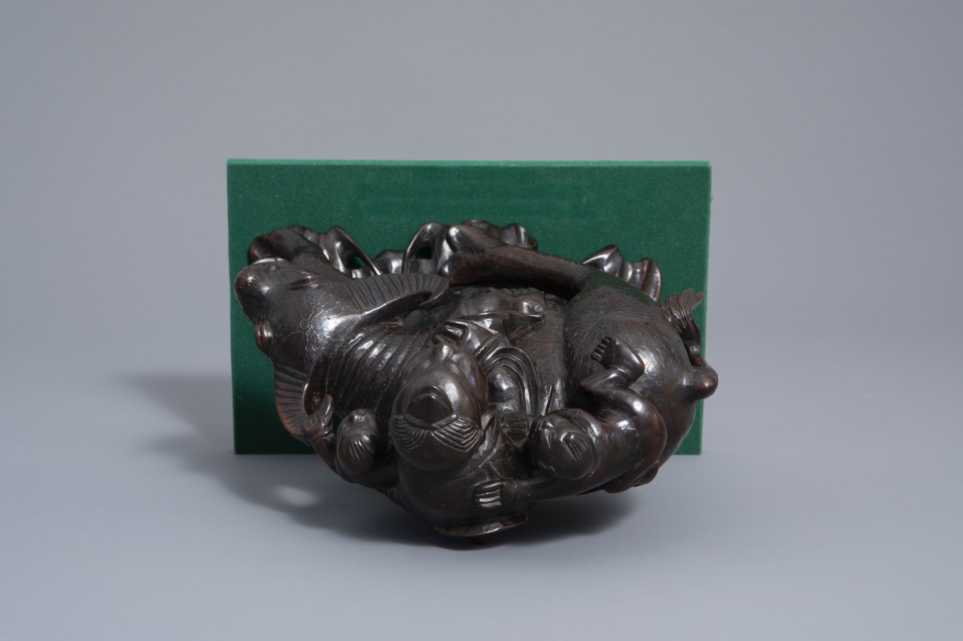A Japanese bronze teapot, a carp wall vase, a Kannon figure and a carved wooden group, Meiji/Showa, - Bild 7 aus 15