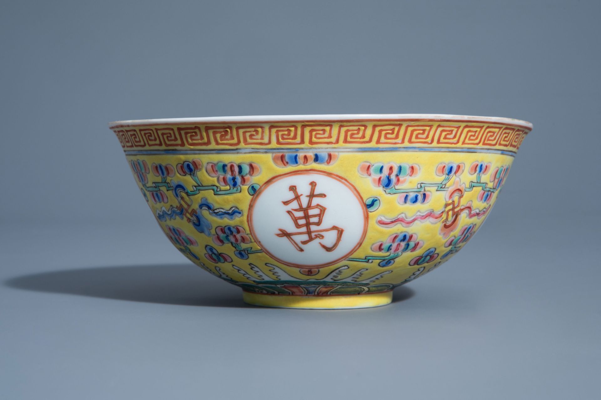 A Chinese famille rose yellow ground 'bats' bowl, Guangxu mark, 19th/20th C. - Bild 5 aus 7