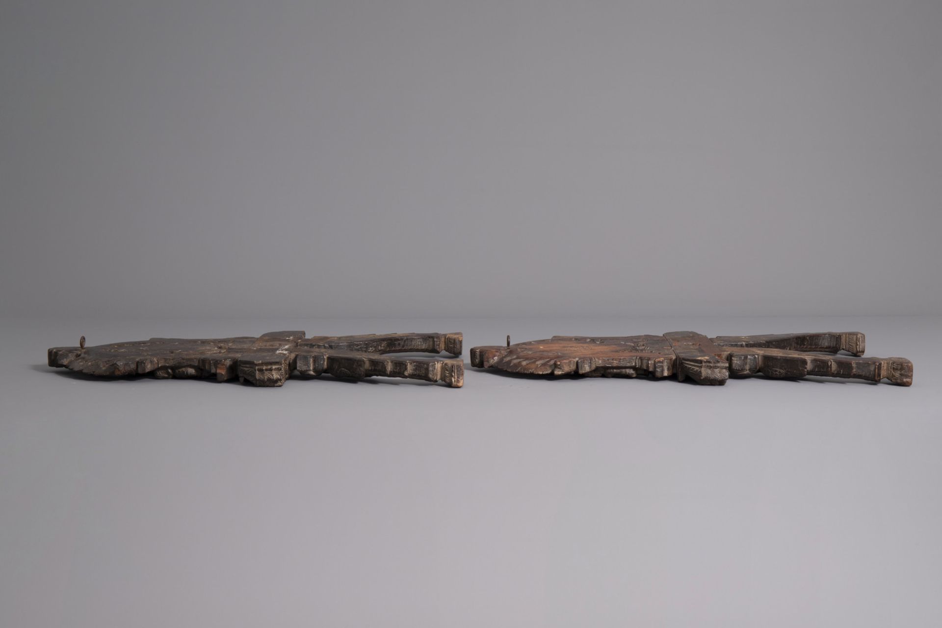 A pair of carved wooden door fragments, India, 19th C. - Bild 4 aus 6