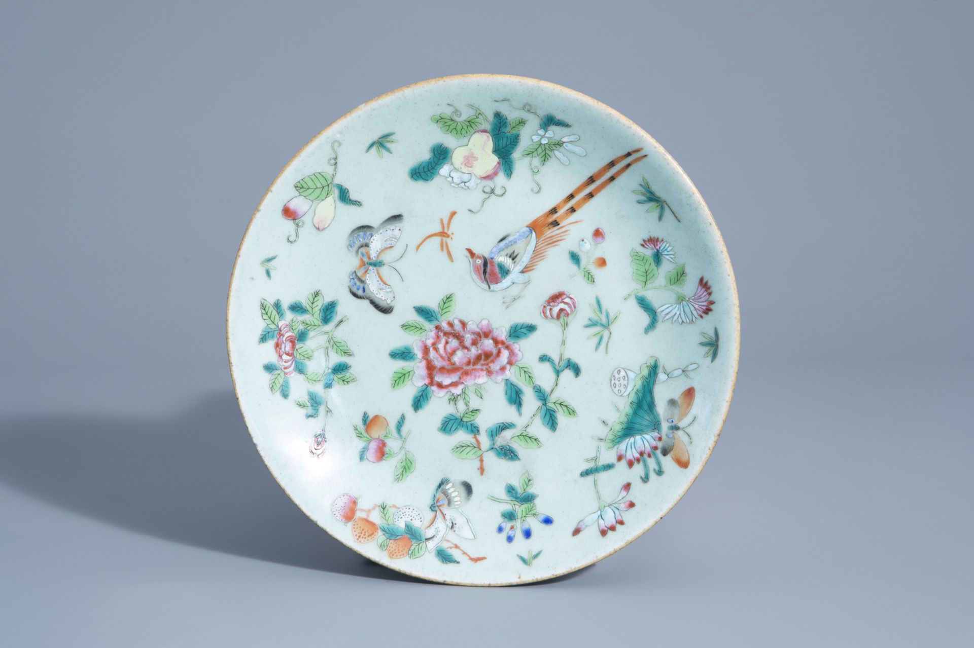 A varied collection of Chinese Nanking crackle glazed and famille rose porcelain, 19th C. - Bild 14 aus 15