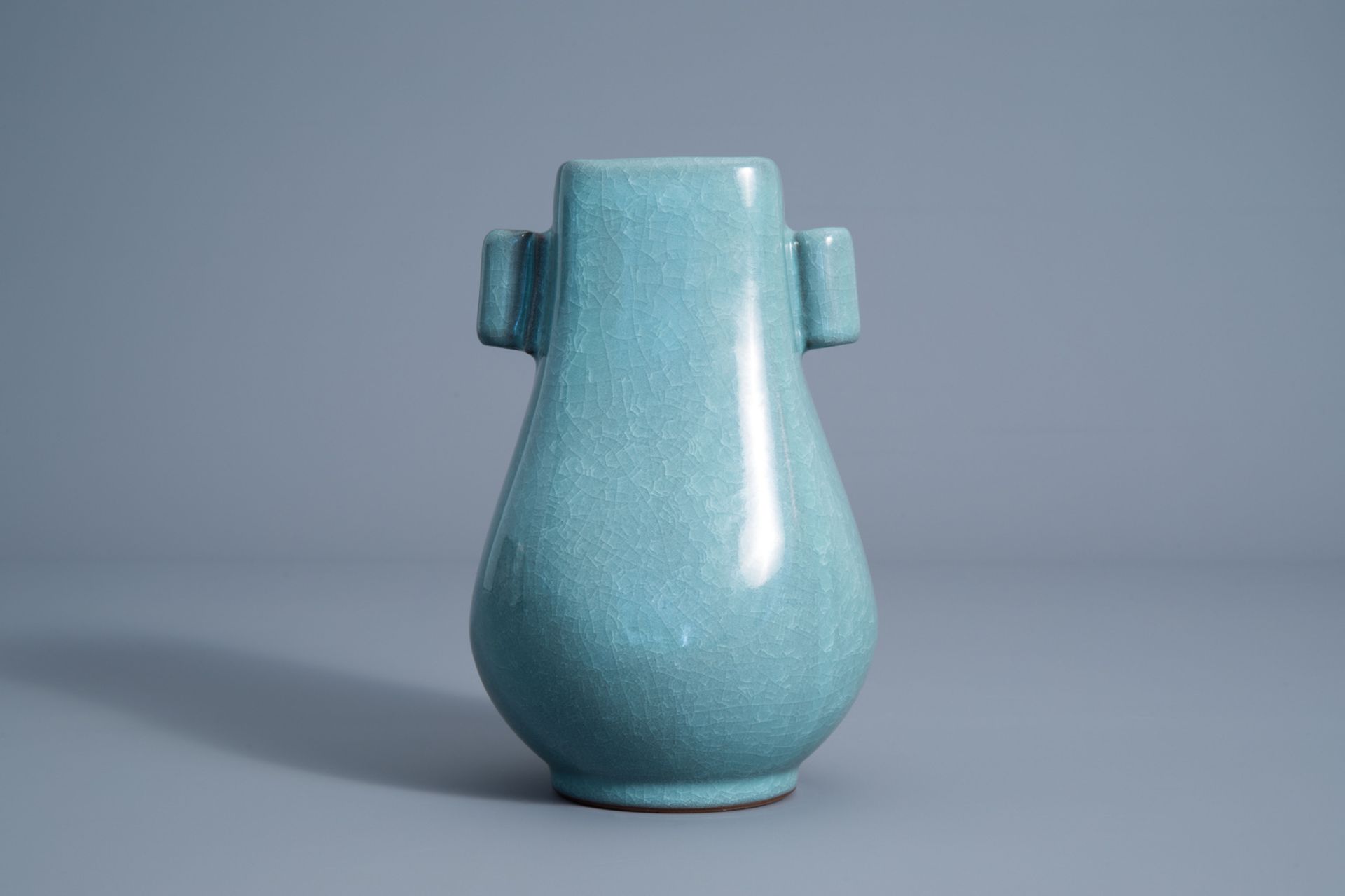 A Japanese monochrome crackle glazed vase, marked 'Tachikichi', Showa, 20th C. - Bild 4 aus 7
