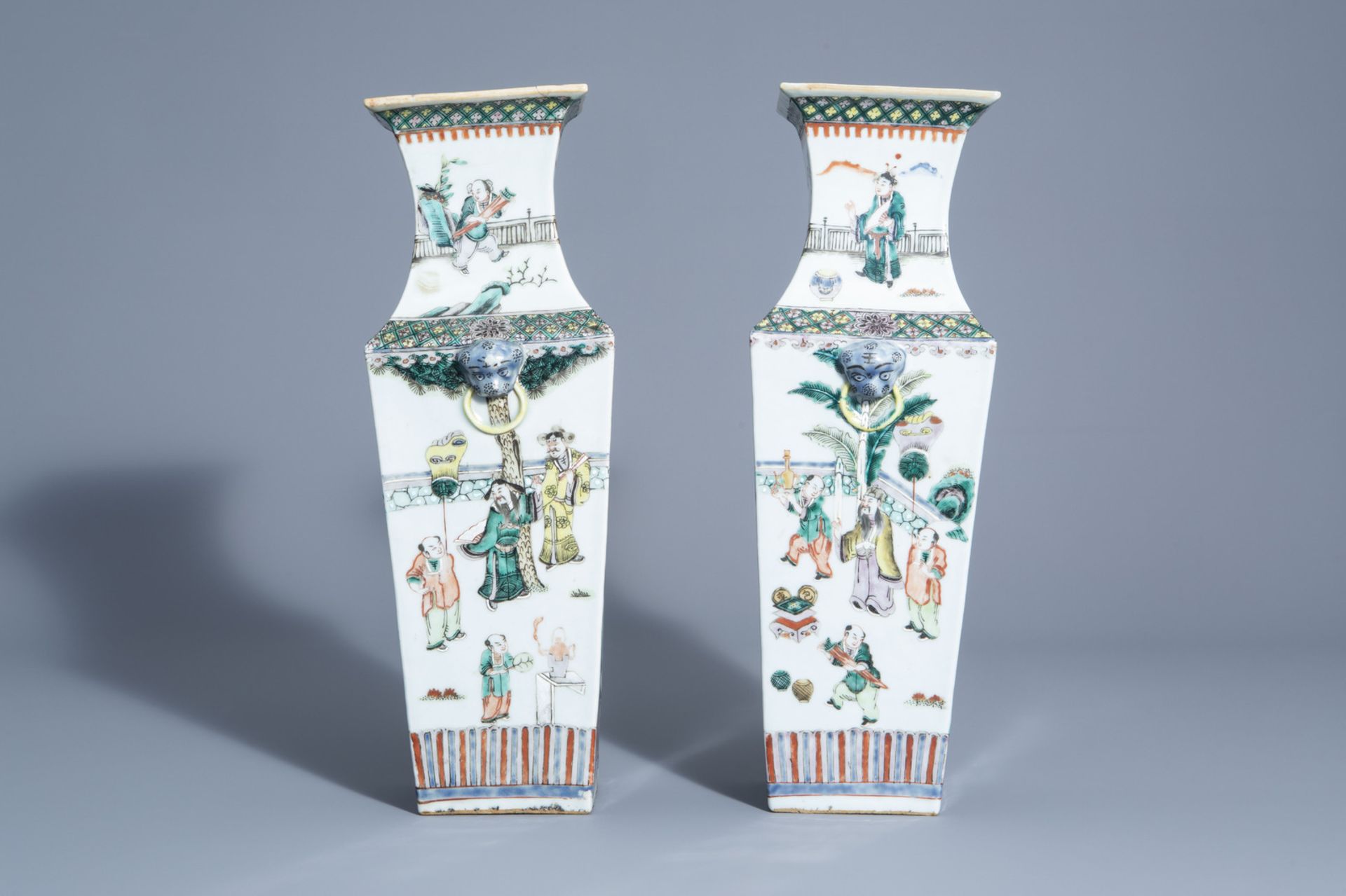 A pair of Chinese quadrangular famille verte vases with figurative design, 19th C. - Bild 2 aus 6