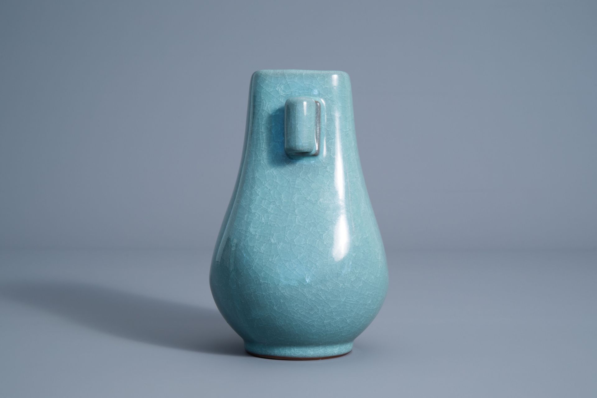 A Japanese monochrome crackle glazed vase, marked 'Tachikichi', Showa, 20th C. - Bild 3 aus 7