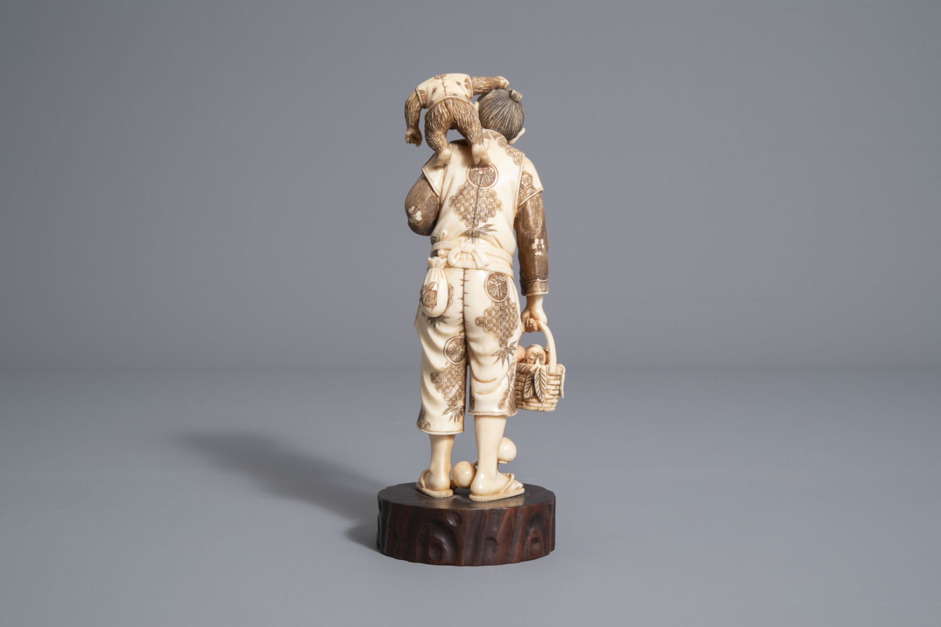 A Japanese ivory okimono of a fruit seller and his monkey, signed, Meiji, 19th/20th C. - Bild 4 aus 8