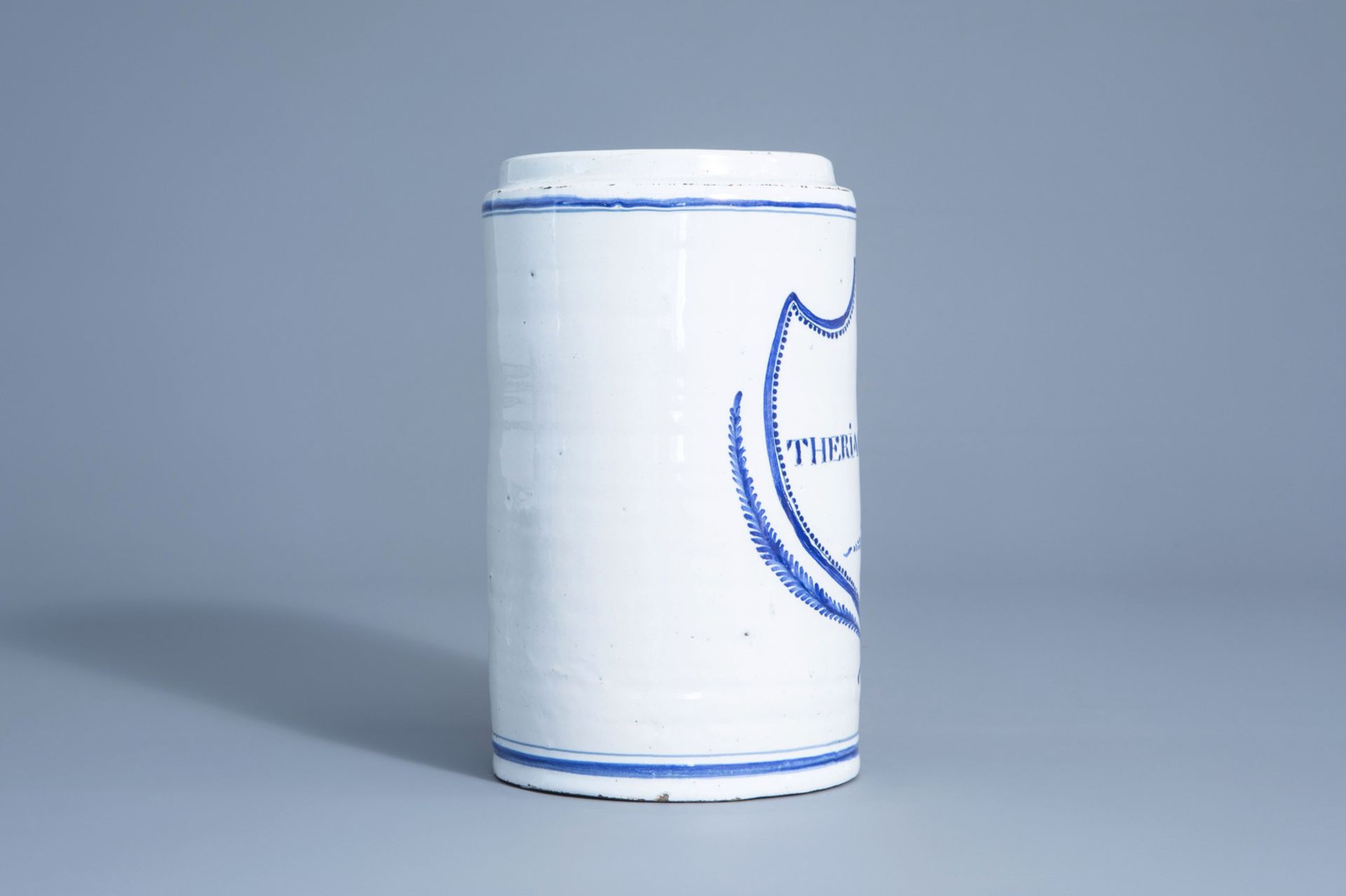 A blue and white Brussels faience pharmacy jar, 18th C. - Bild 3 aus 7