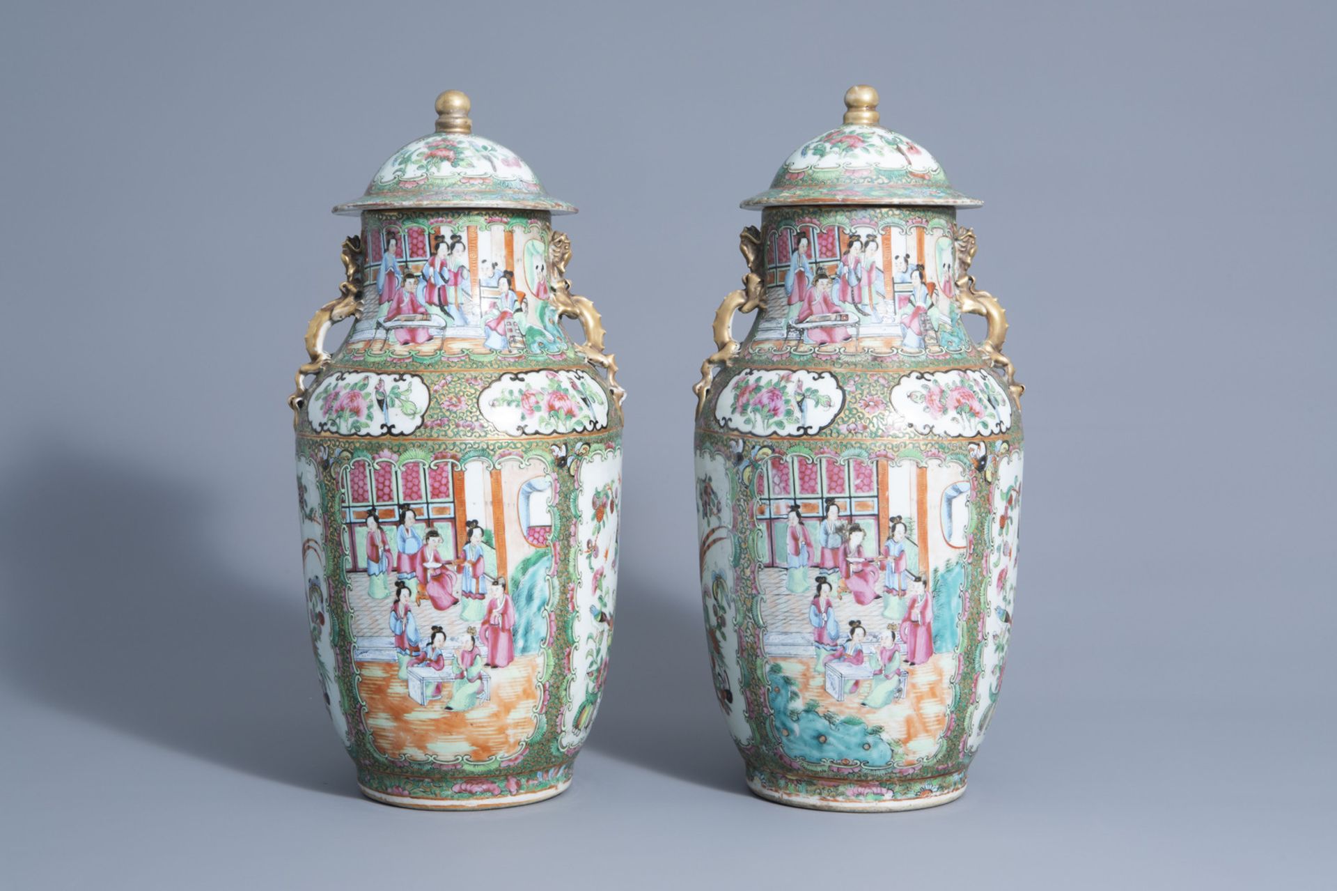 A pair of Chinese Canton famille rose vases and covers, 19th C. - Bild 3 aus 6