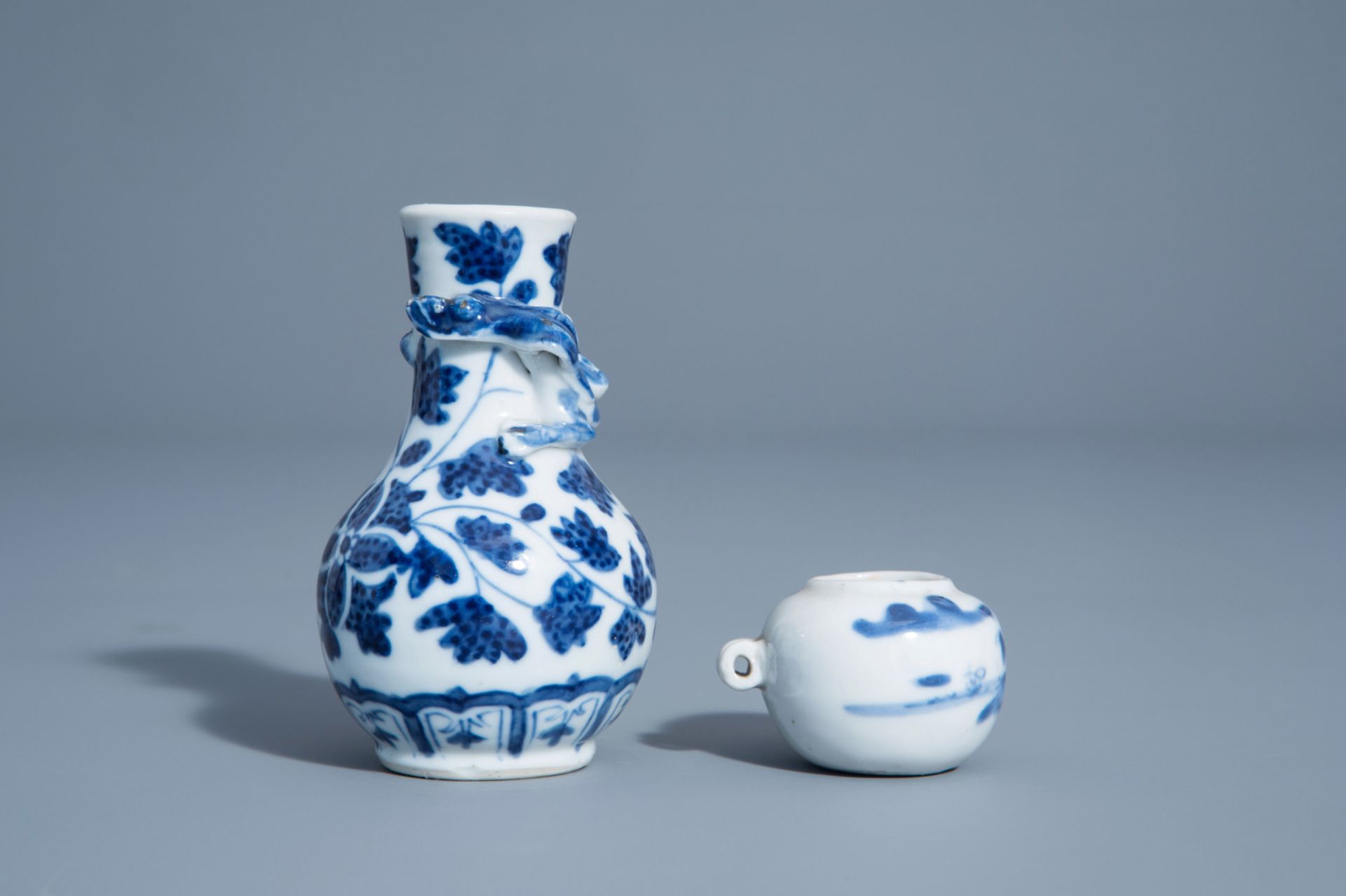 A varied collection of Chinese blue and white porcelain, 18th C. and later - Bild 10 aus 15