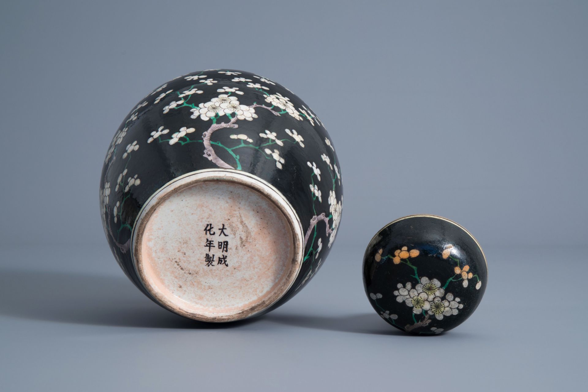 A Chinese black ground jar and cover with floral design, Chenghua mark, 19th C. - Image 7 of 7