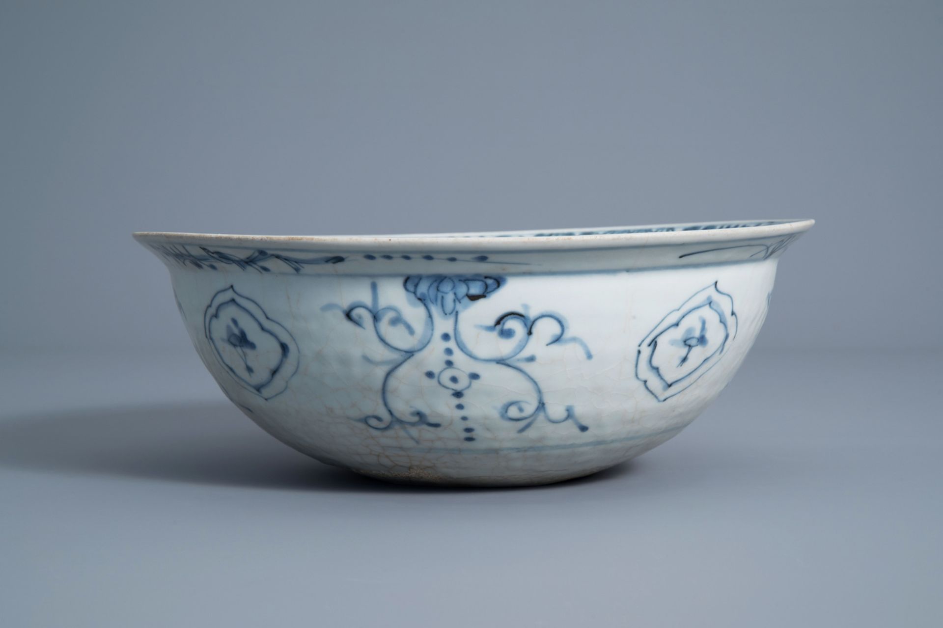 A large Chinese blue and white Swatow bowl, Ming - Image 5 of 7