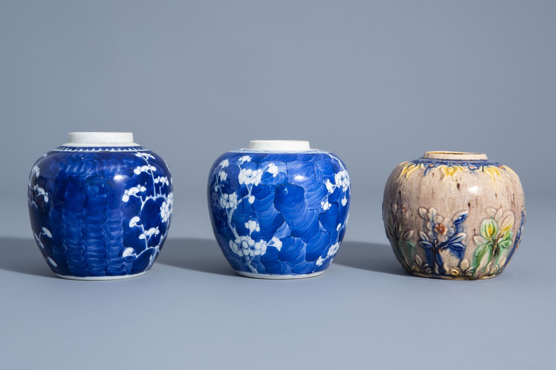 Seven Chinese blue and white and famille rose jars, 19th/20th C. - Bild 11 aus 13