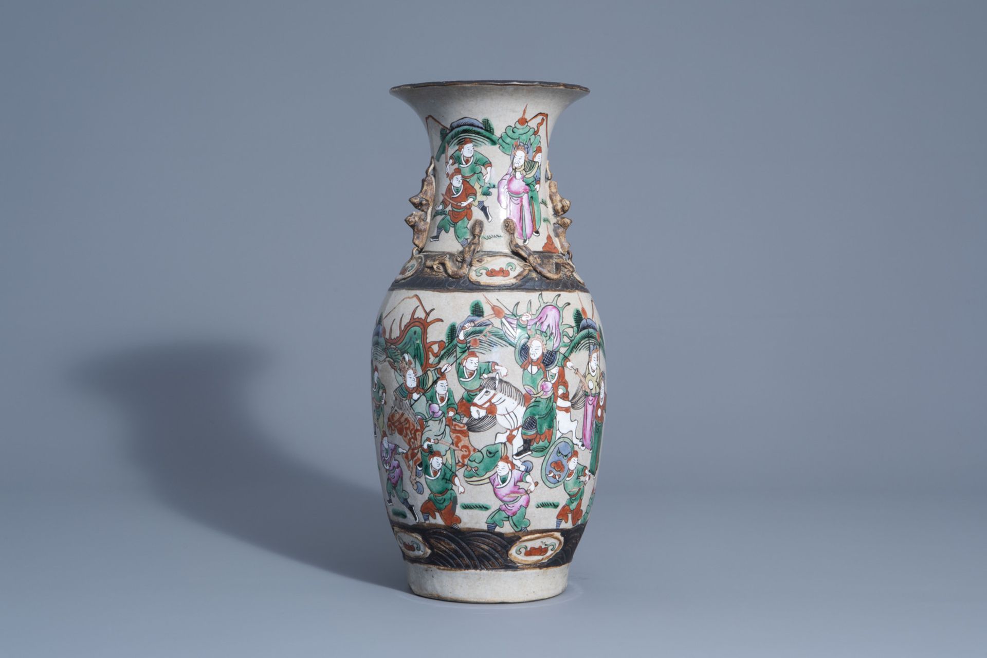 A varied collection of Chinese Nanking crackle glazed and famille rose porcelain, 19th C. - Bild 2 aus 15