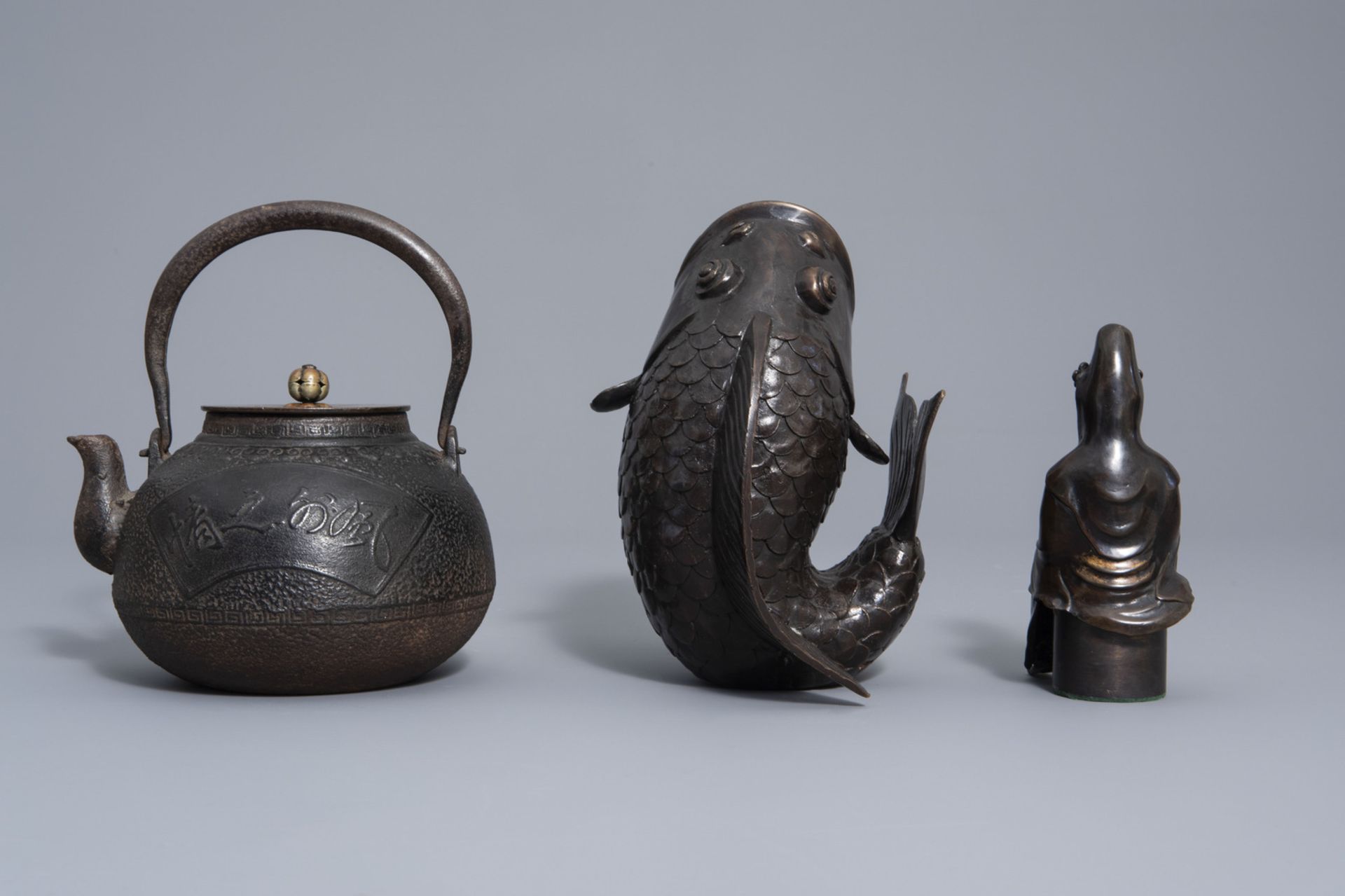 A Japanese bronze teapot, a carp wall vase, a Kannon figure and a carved wooden group, Meiji/Showa, - Bild 10 aus 15