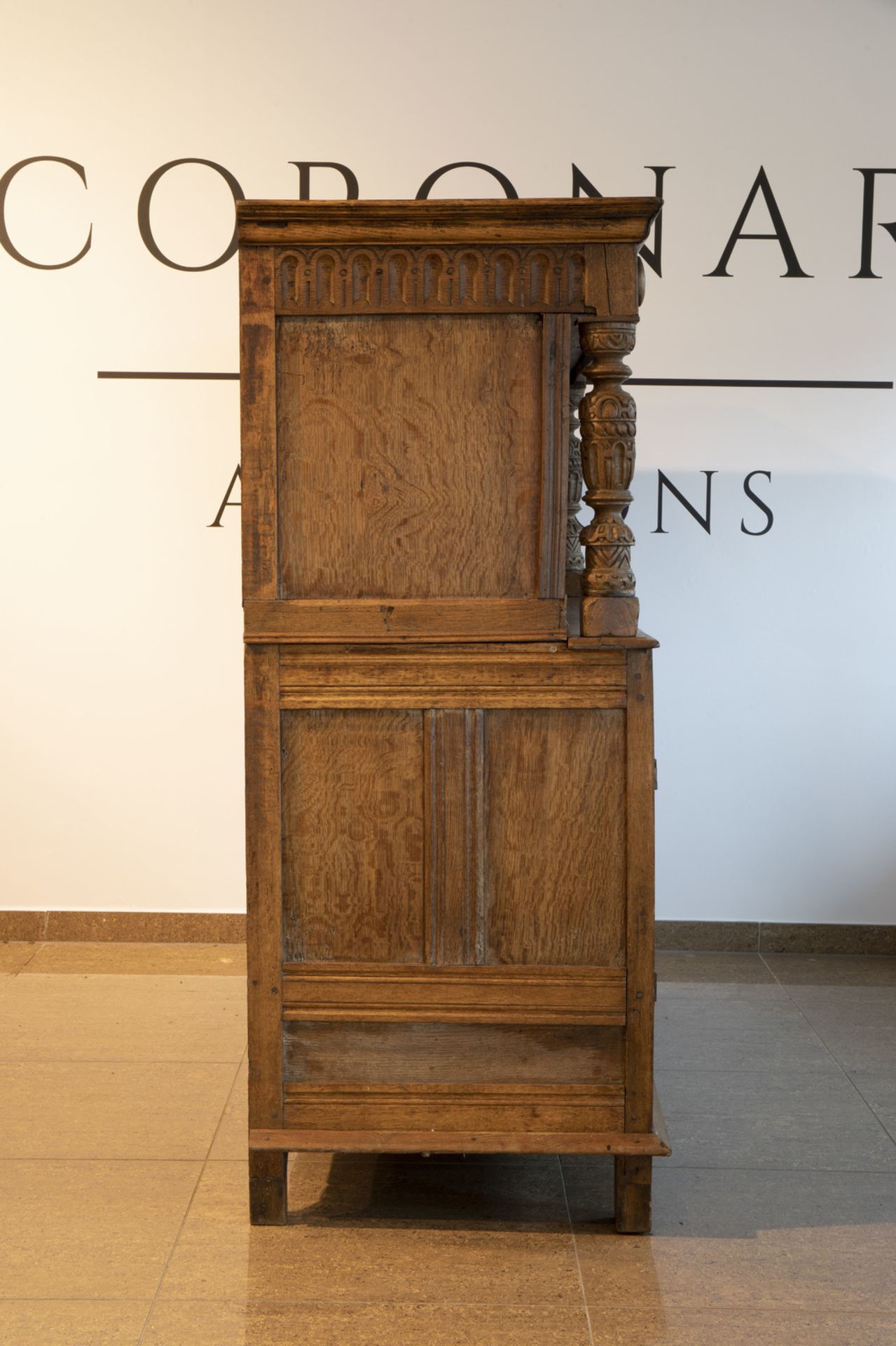 An English or Flemish wooden four-door court cupboard with geometric pattern, 17th/18th C. - Bild 3 aus 8