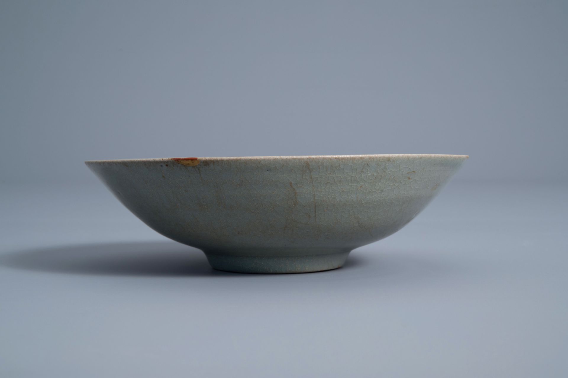 A Korean celadon bowl with incised design, probably Goryeo/Joseon, 14th/15th C. - Bild 6 aus 7