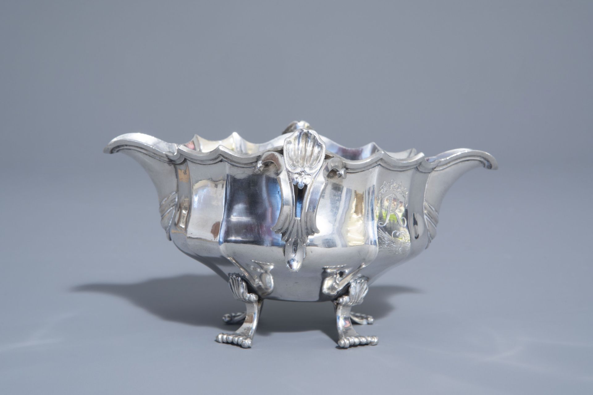 A silver Louis XV style sauce boat with monogram R, 18th/19th C. - Image 2 of 8