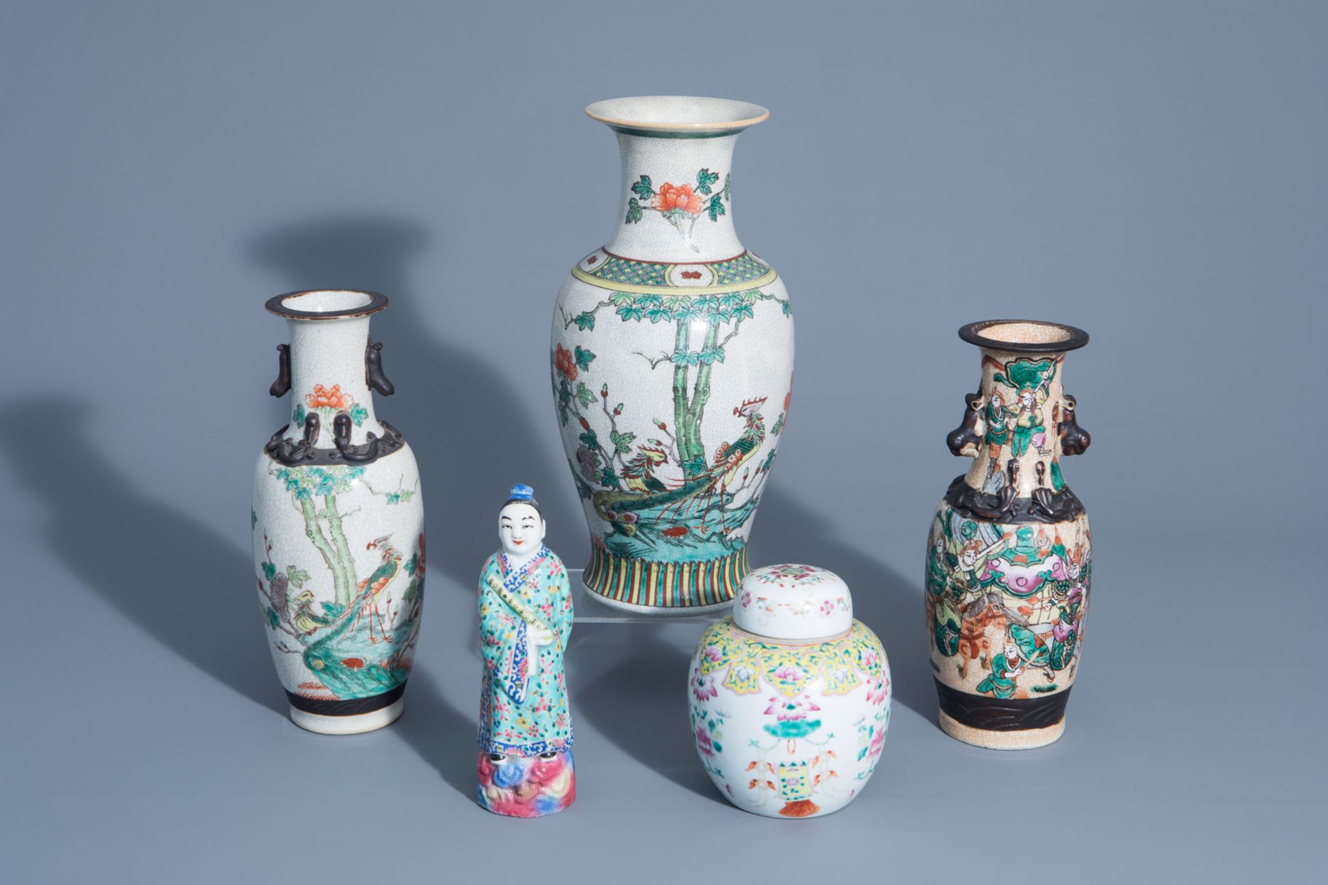 A varied collection of Chinese Nanking crackle glazed and famille rose porcelain, 19th/20th C.