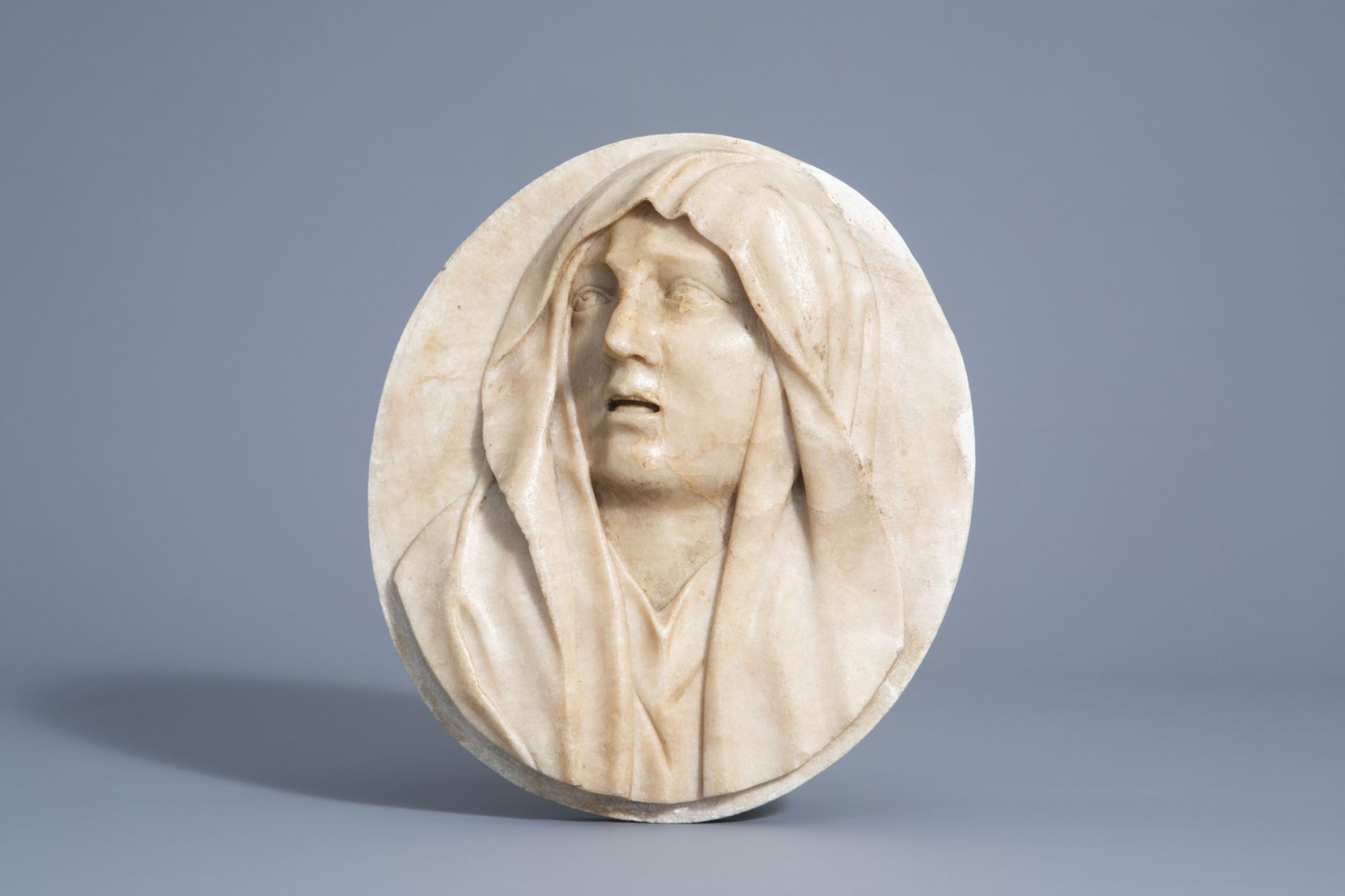An Italian or Parisian alto relievo white marble portrait plaque depicting a Vestal Virgin, 17th C. - Image 3 of 5