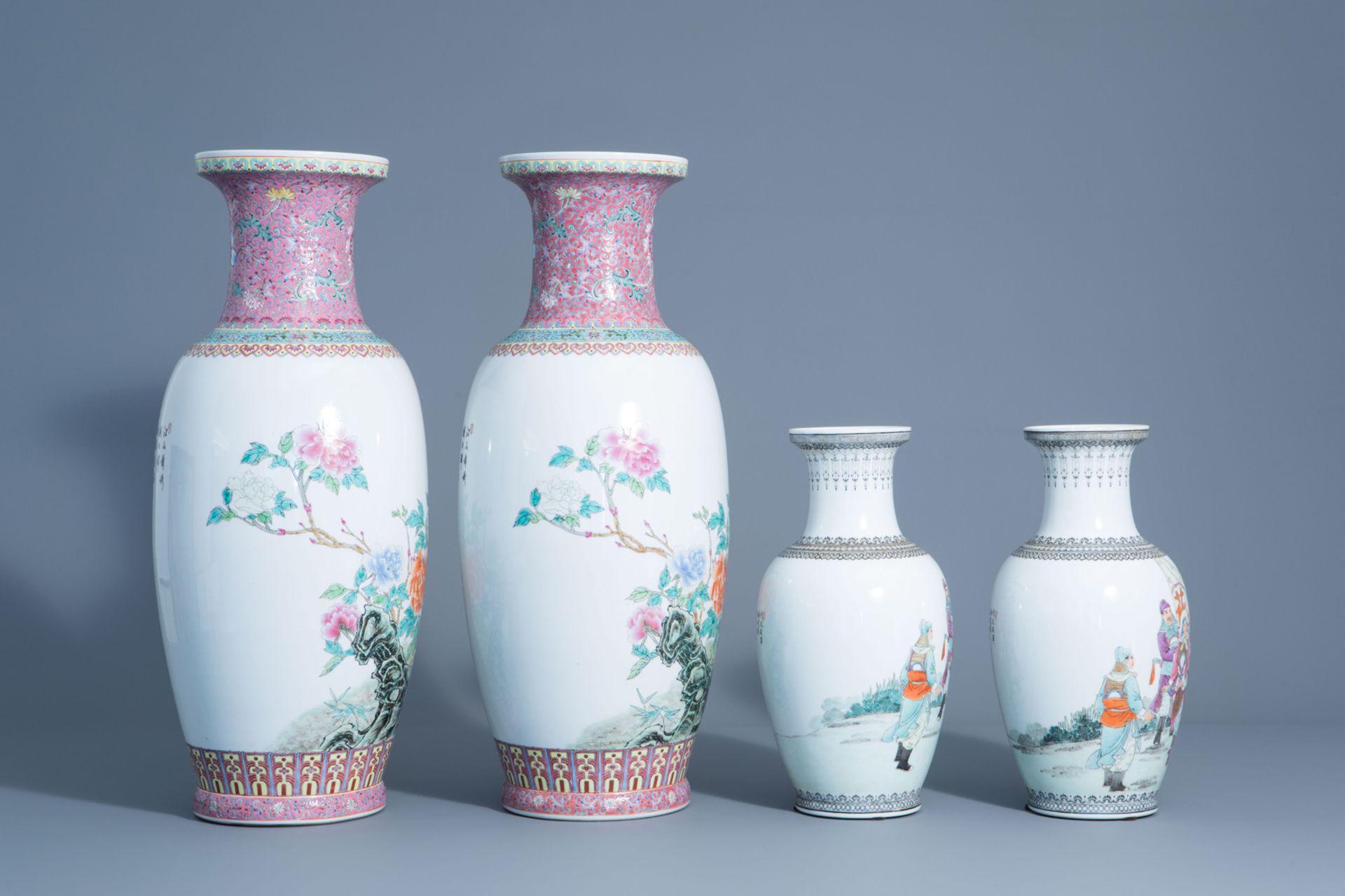 Two pairs of Chinese famille rose vases with warrior scenes and blossoming branches, 20th C. - Bild 3 aus 7