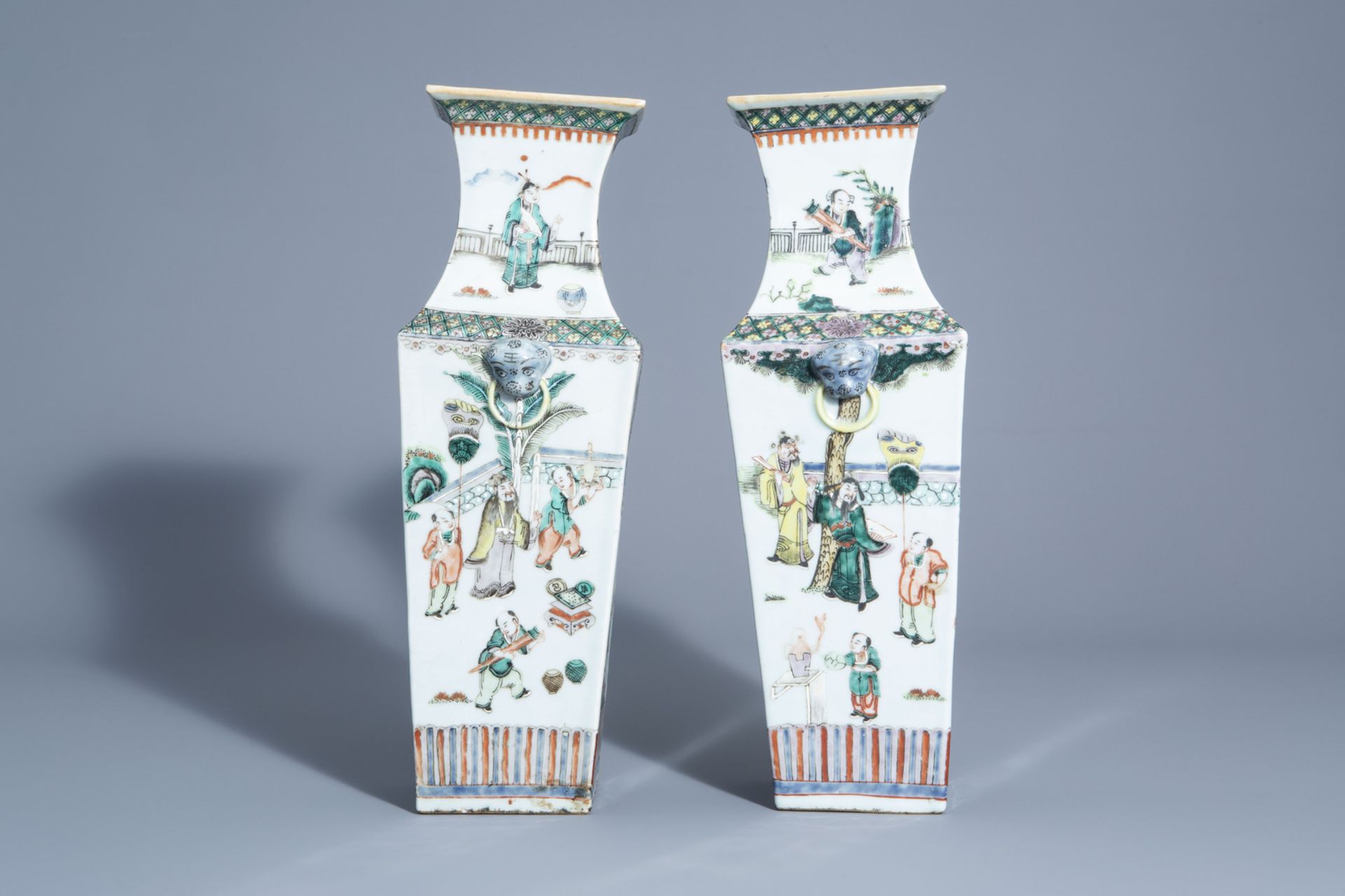 A pair of Chinese quadrangular famille verte vases with figurative design, 19th C. - Bild 4 aus 6