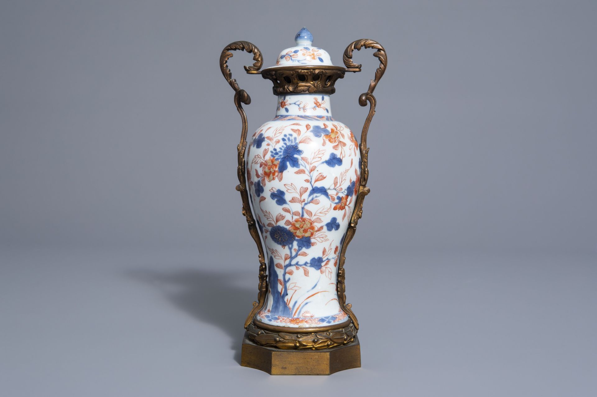 A Chinese Imari style bronze mounted vase and cover, Kangxi - Bild 4 aus 7