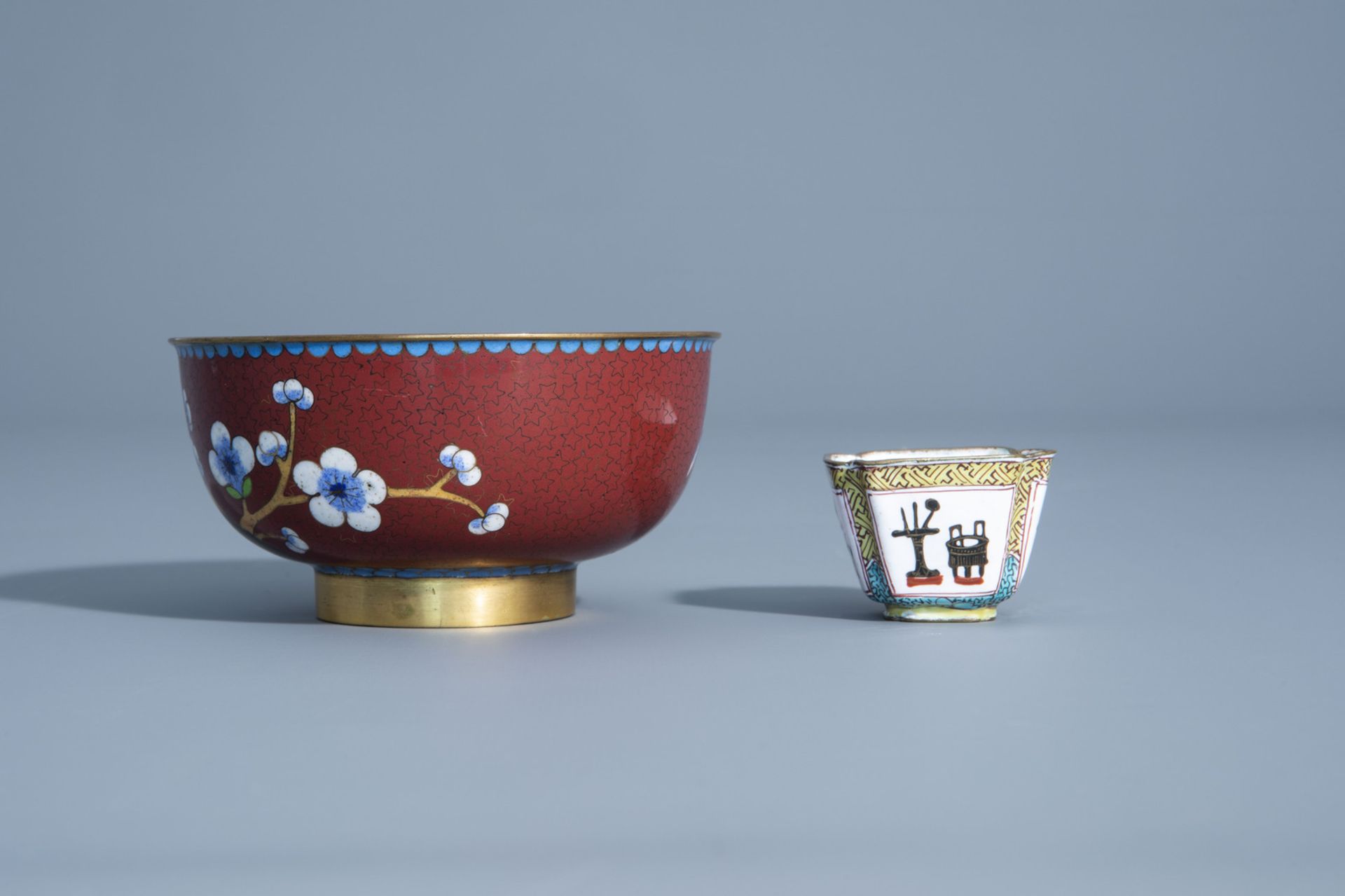 A varied collection of Chinese cloisonnŽ and enamel wares, 19th/20th C. - Bild 13 aus 15