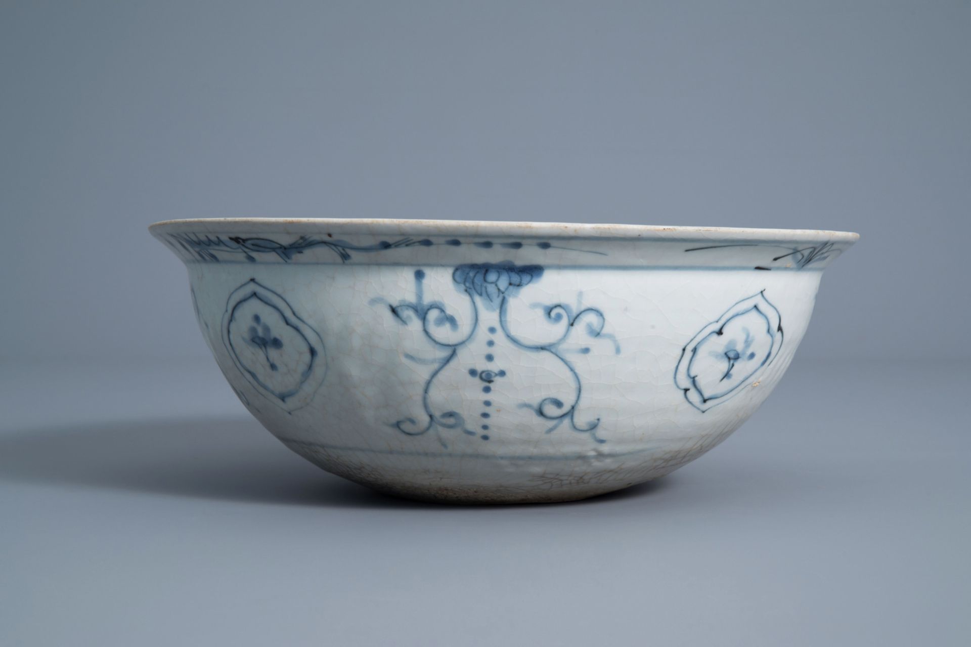 A large Chinese blue and white Swatow bowl, Ming - Image 7 of 7