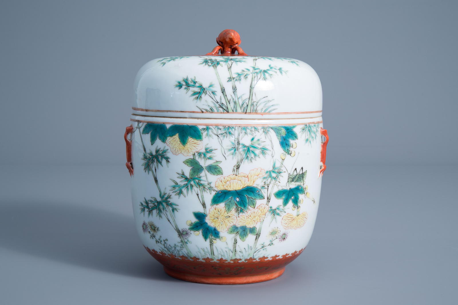 A Chinese jar and cover with floral design, Qianlong mark, 19th/20th C. - Image 2 of 7