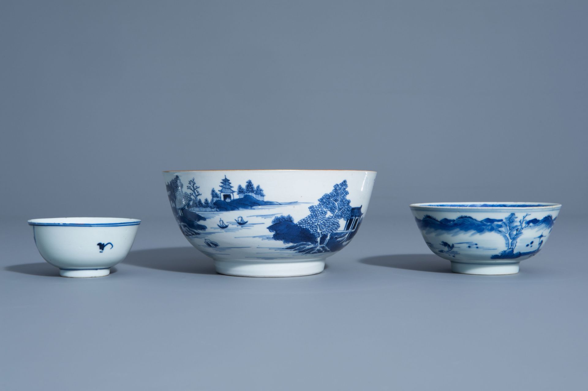 A varied collection of Chinese blue and white porcelain, 18th C. and later - Bild 6 aus 15