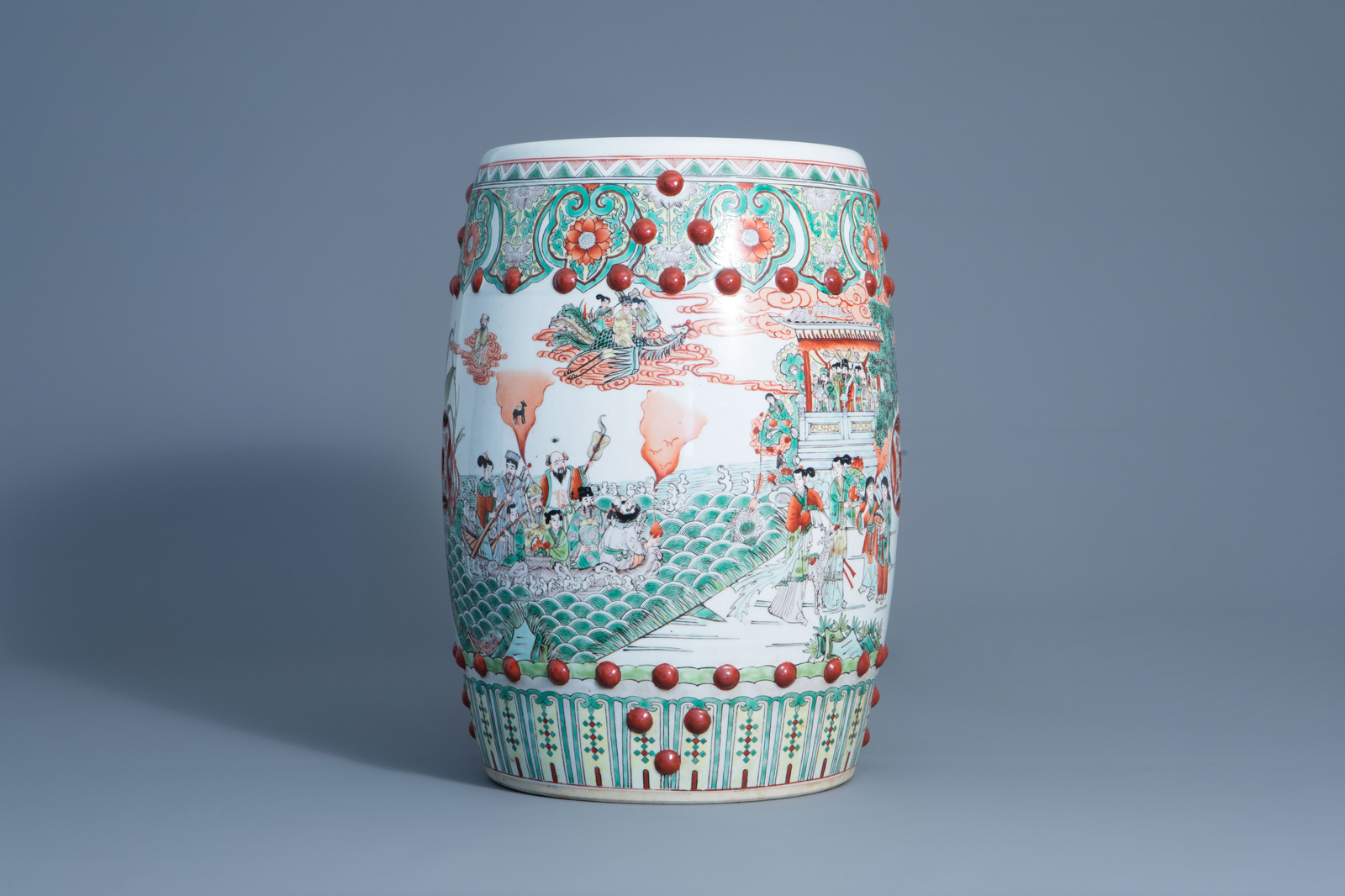 A Chinese famille verte 'Immortals' garden seat, 20th C. - Image 2 of 7