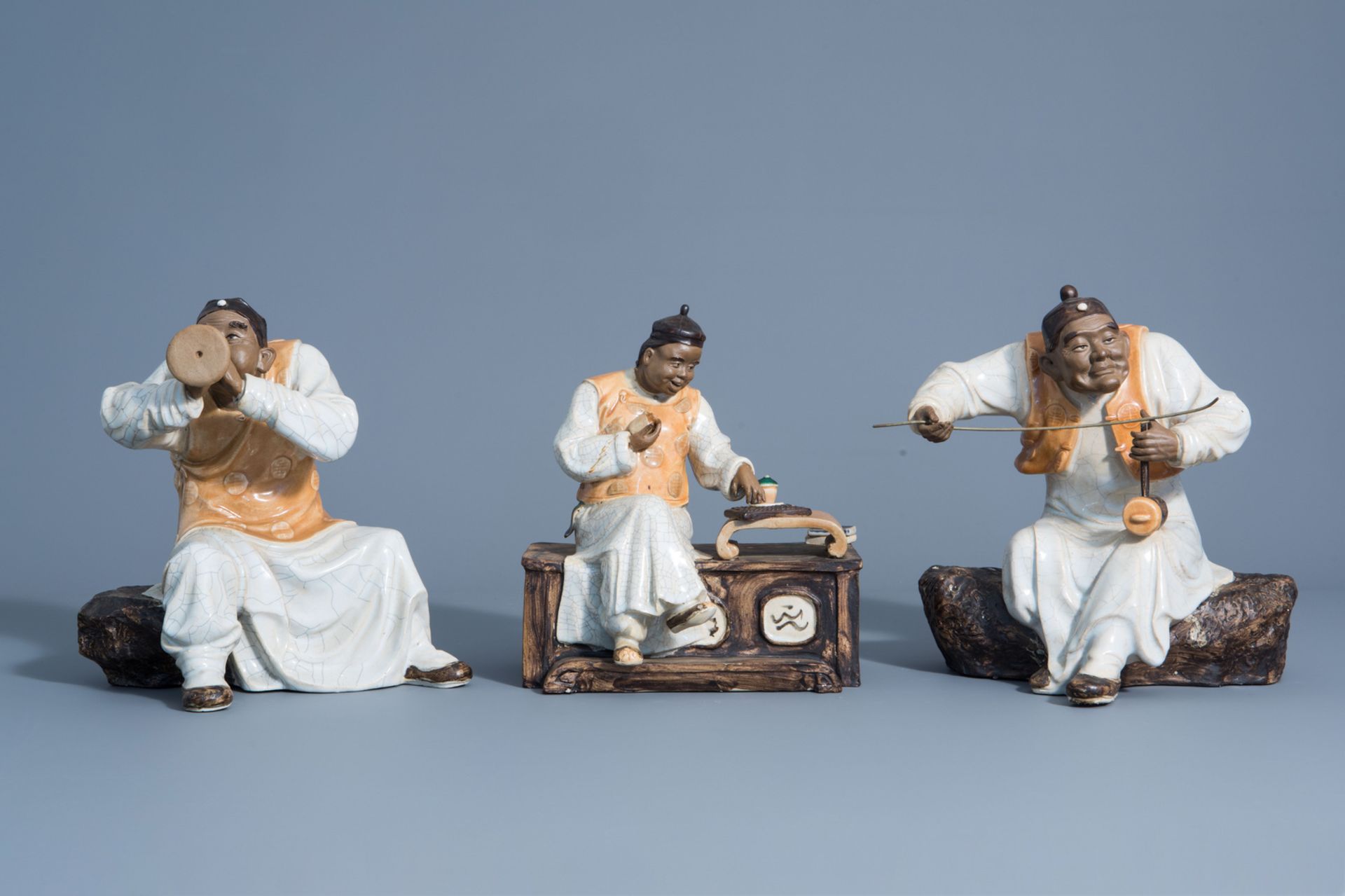 Three Chinese Shiwan pottery figures of musicians, seal marks, 20th C. - Bild 2 aus 6