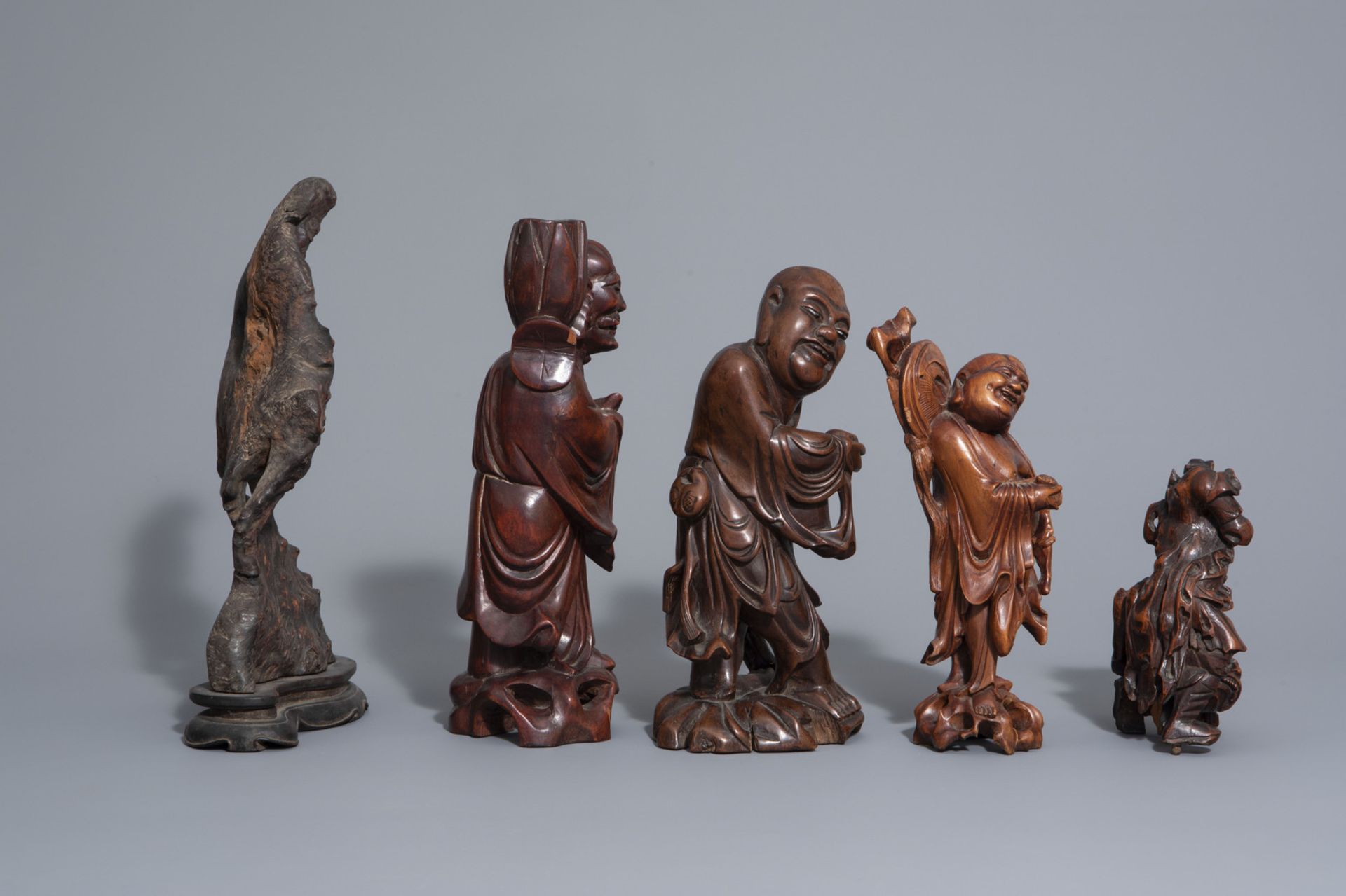 A collection of nine Chinese wooden figures, 19th/20th C. - Bild 9 aus 15