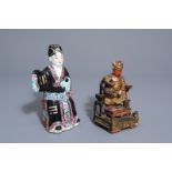 A Chinese lacquered and gilt wood figure of Guanyu and a famille rose figure, 19th/20th C.