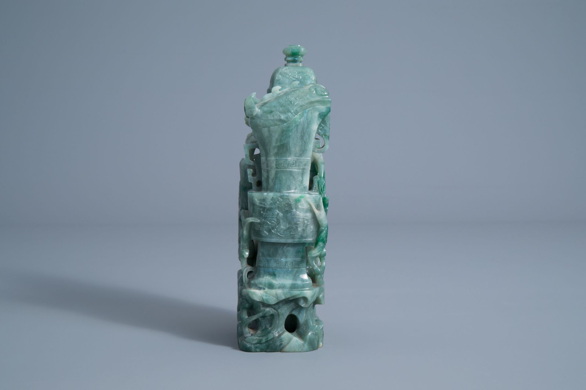 A Chinese green jade vase and cover with birds among blossoming branches on a wooden stand, 20th C. - Image 5 of 7