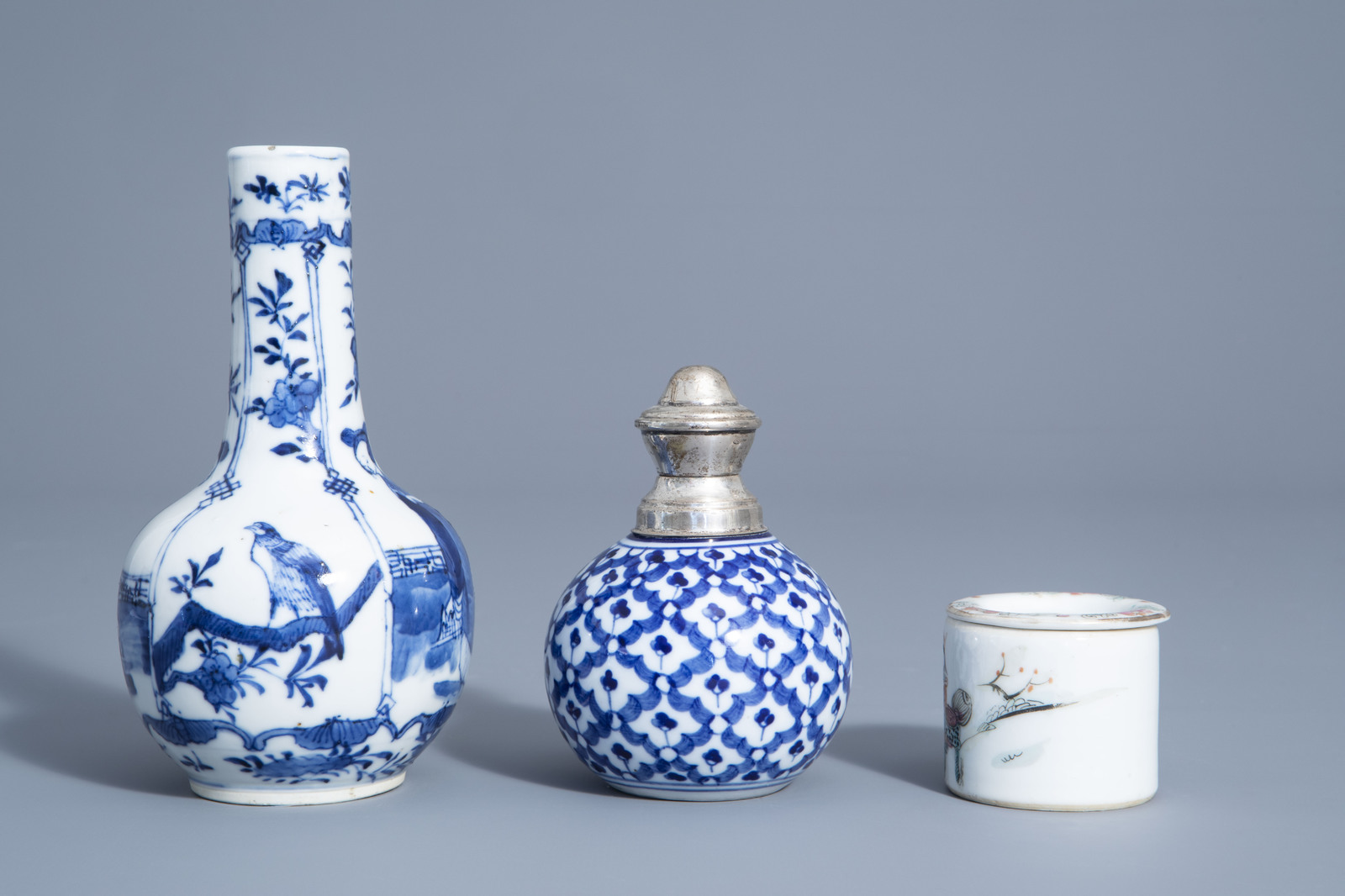 A varied collection of Chinese famille rose and blue and white porcelain, 19th/20th C. - Image 5 of 9