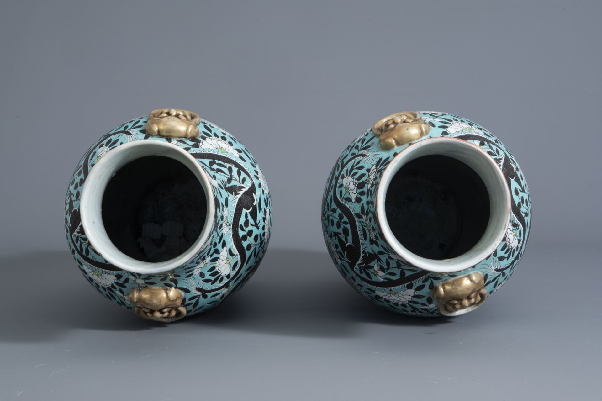 A pair of Chinese turquoise ground dragon vases, 19th C. - Image 5 of 6