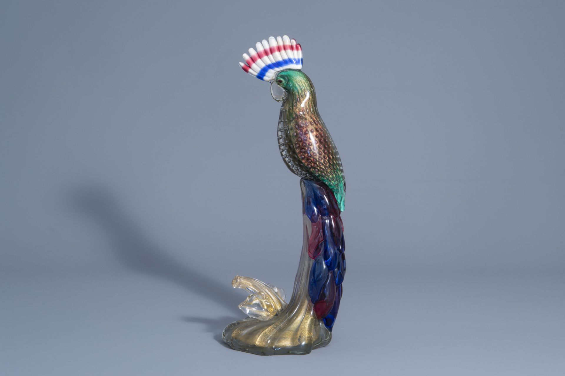 A large Venetian or Murano glass parrot figure with gold inclusions, Italy, 20th C. - Bild 5 aus 7